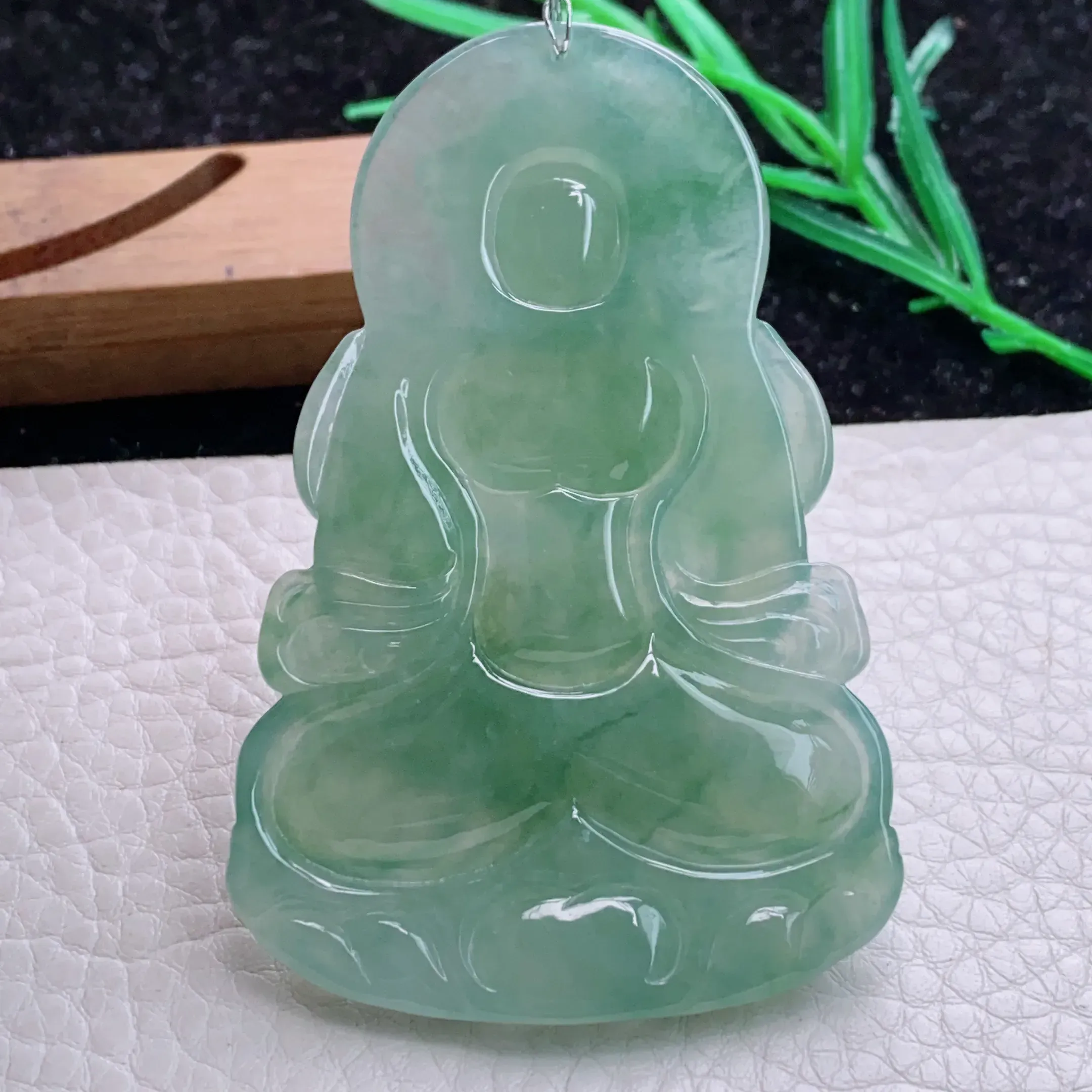 自然光实拍，水润满绿冰油渡母观音菩萨吊坠，种老水足  端庄高雅，玉质细腻，雕工精湛，慈祥端庄大方，佩戴高雅大方！qxz尺寸:72.6*45*6.3mm