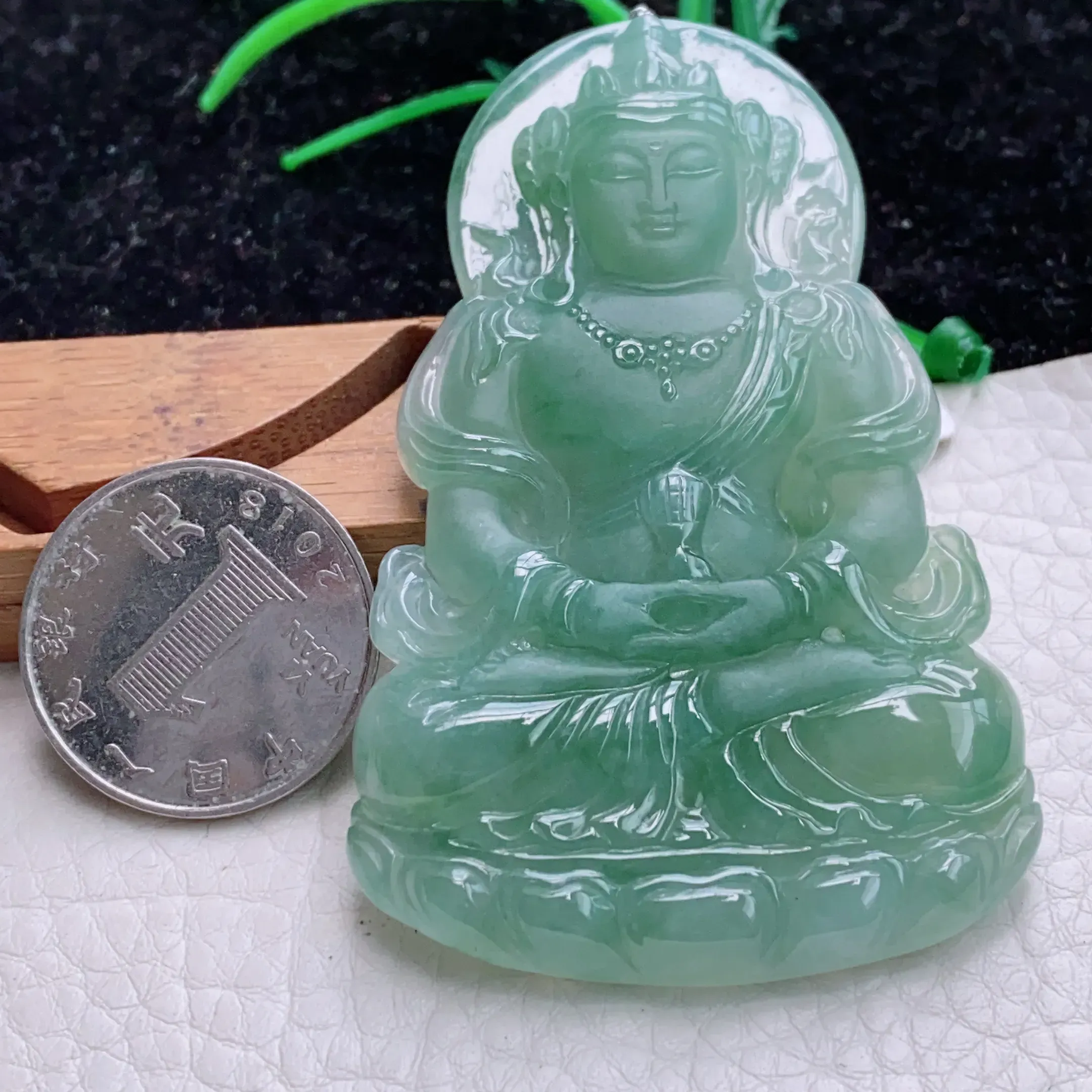 自然光实拍，水润满绿冰油渡母观音菩萨吊坠，种老水足  端庄高雅，玉质细腻，雕工精湛，慈祥端庄大方，佩戴高雅大方！qxz尺寸:72.6*45*6.3mm