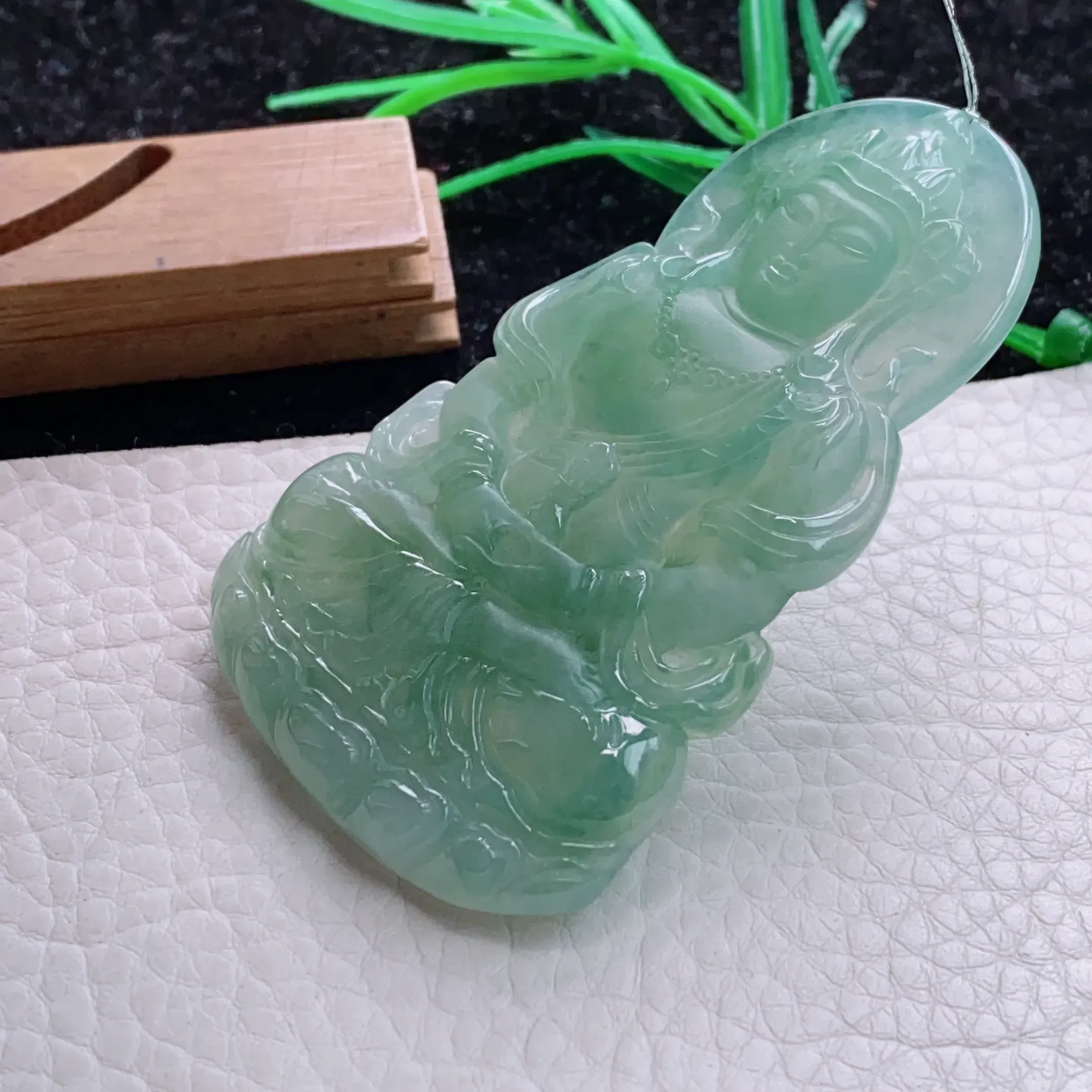 自然光实拍，水润满绿冰油渡母观音菩萨吊坠，种老水足  端庄高雅，玉质细腻，雕工精湛，慈祥端庄大方，佩戴高雅大方！qxz尺寸:72.6*45*6.3mm