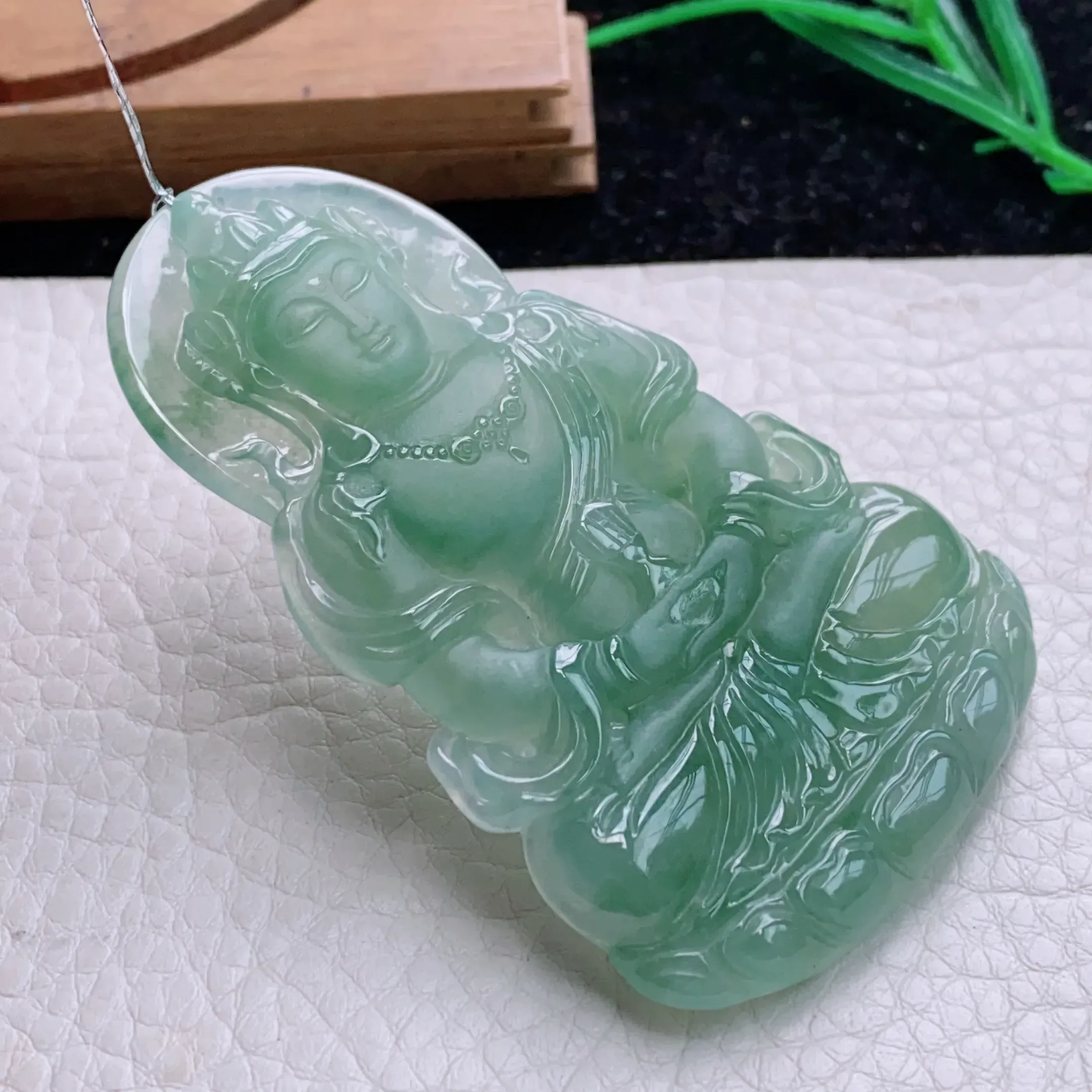 自然光实拍，水润满绿冰油渡母观音菩萨吊坠，种老水足  端庄高雅，玉质细腻，雕工精湛，慈祥端庄大方，佩戴高雅大方！qxz尺寸:72.6*45*6.3mm