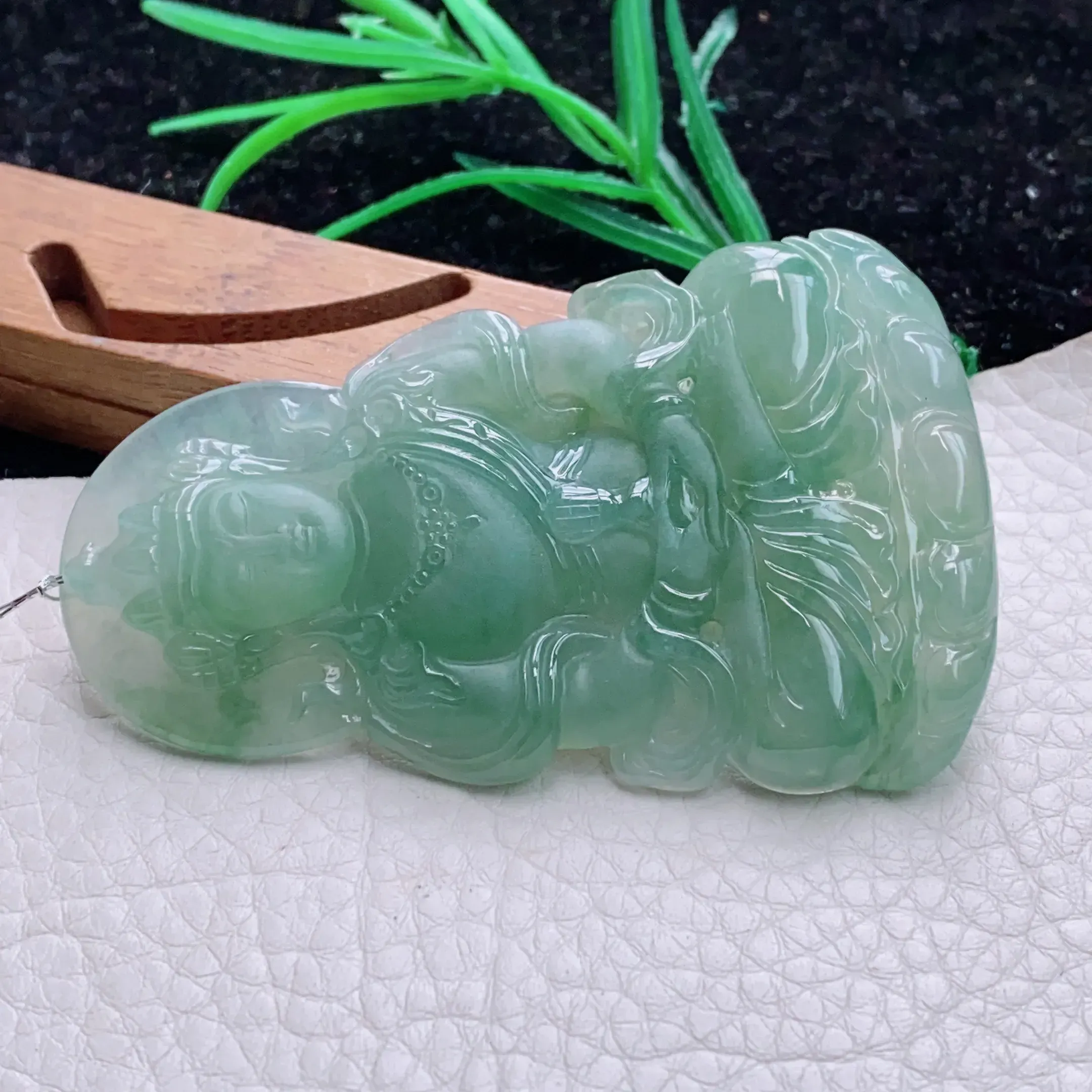 自然光实拍，水润满绿冰油渡母观音菩萨吊坠，种老水足  端庄高雅，玉质细腻，雕工精湛，慈祥端庄大方，佩戴高雅大方！qxz尺寸:72.6*45*6.3mm