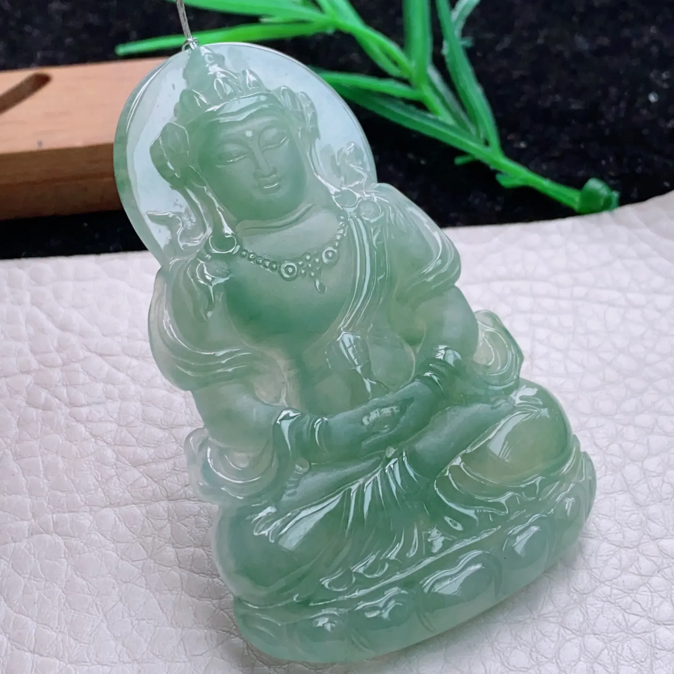 自然光实拍，水润满绿冰油渡母观音菩萨吊坠，种老水足  端庄高雅，玉质细腻，雕工精湛，慈祥端庄大方，佩戴高雅大方！qxz尺寸:72.6*45*6.3mm