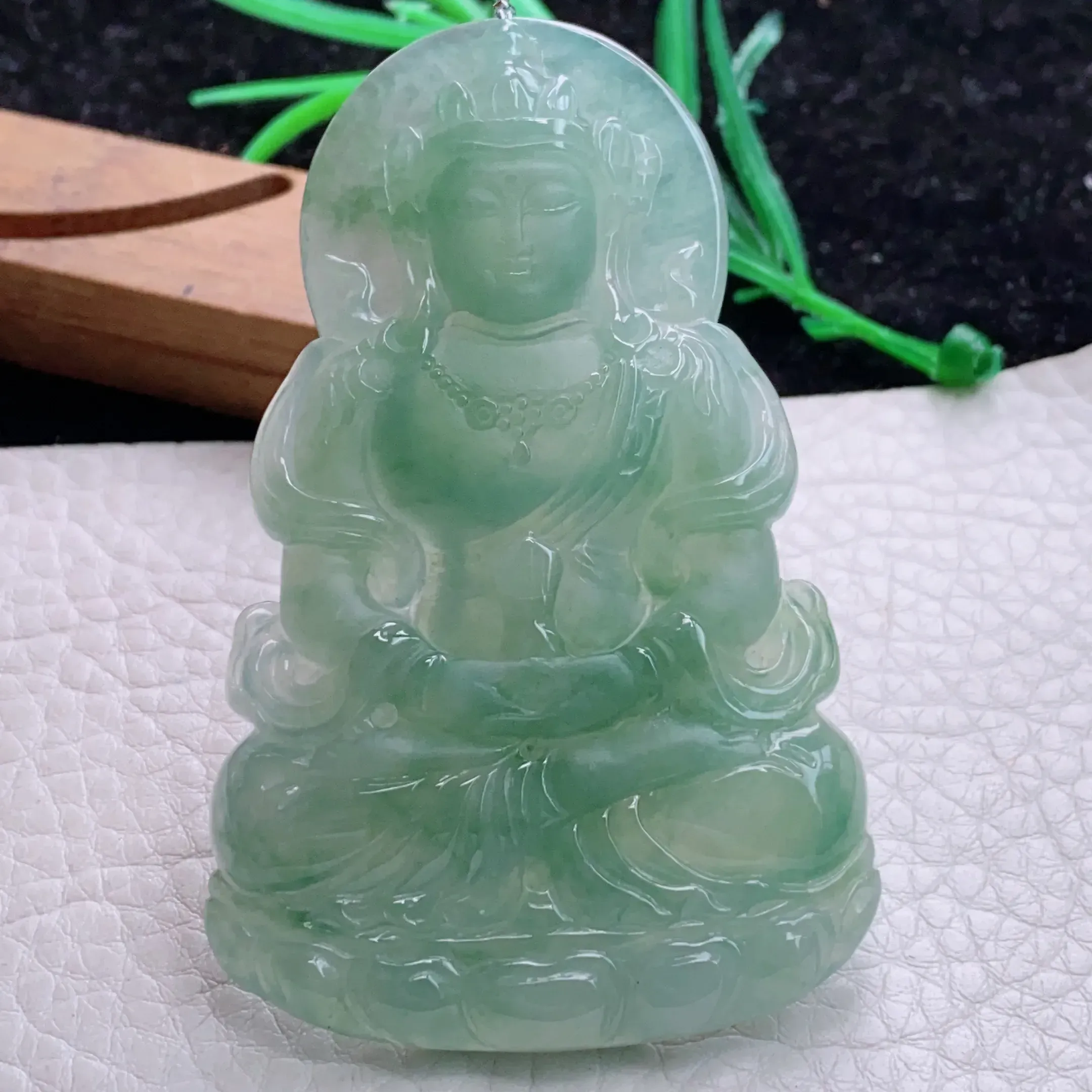 自然光实拍，水润满绿冰油渡母观音菩萨吊坠，种老水足  端庄高雅，玉质细腻，雕工精湛，慈祥端庄大方，佩戴高雅大方！qxz尺寸:72.6*45*6.3mm