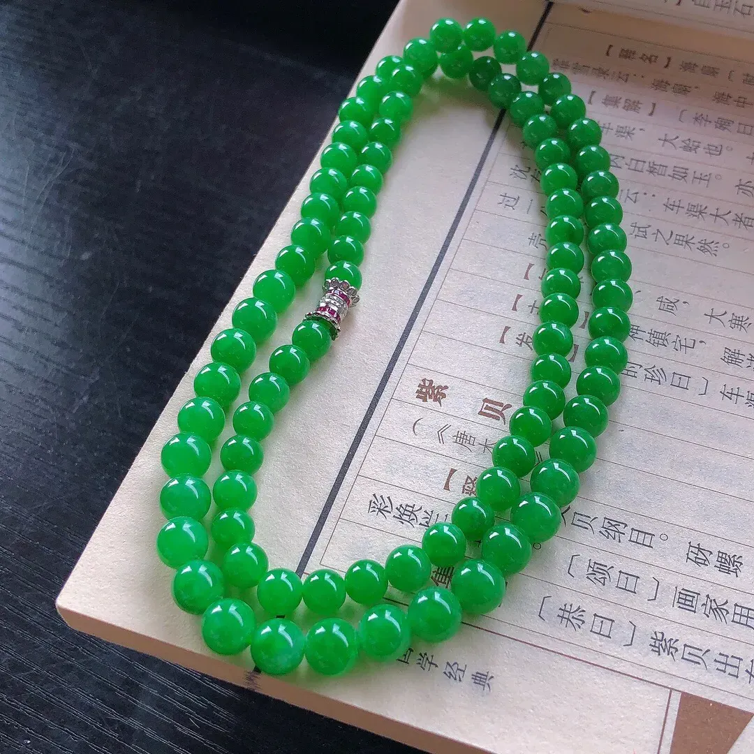 【宝贝】天然翡翠冰润阳绿圆珠项链
【尺寸】直径7.2-8.3（㎜）88颗
【描述】冰糯种，玉质温润，