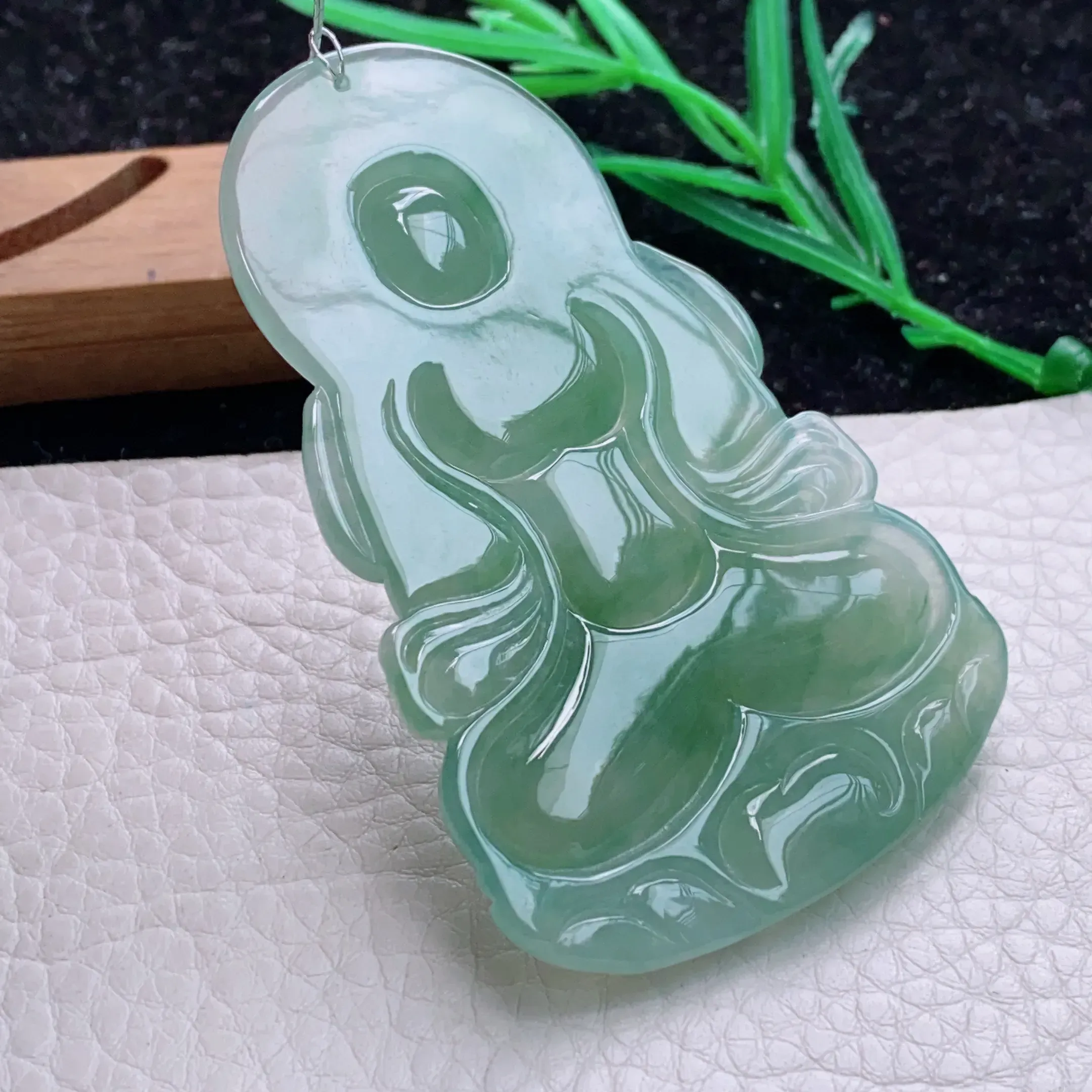 自然光实拍，水润满绿冰油渡母观音菩萨吊坠，种老水足  端庄高雅，玉质细腻，雕工精湛，慈祥端庄大方，佩戴高雅大方！qxz尺寸:72.6*45*6.3mm