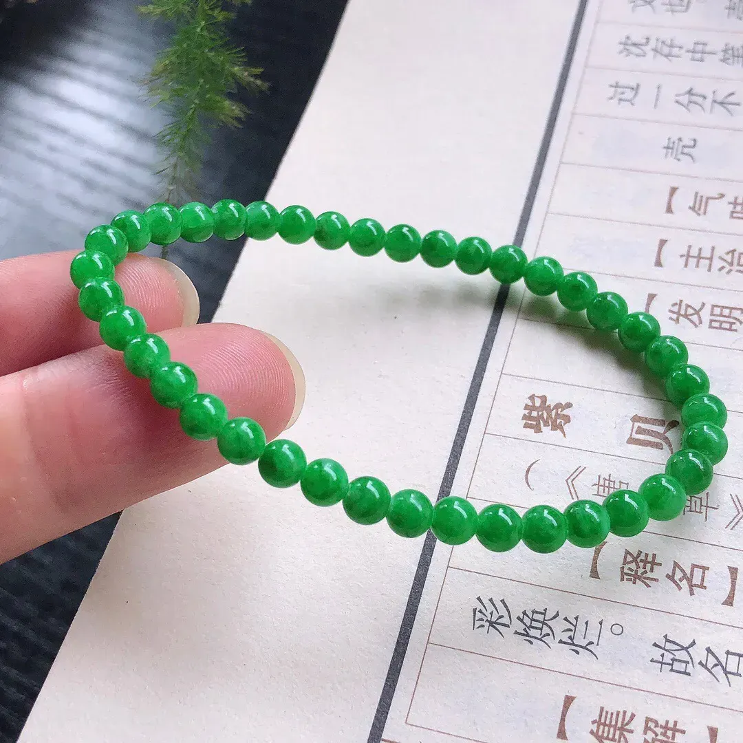 【宝贝】天然翡翠冰润阳绿圆珠手串
【尺寸】直径4.5-4.7（㎜）39颗
【描述】冰糯种，阳绿，色泽迷人，个别轻纹