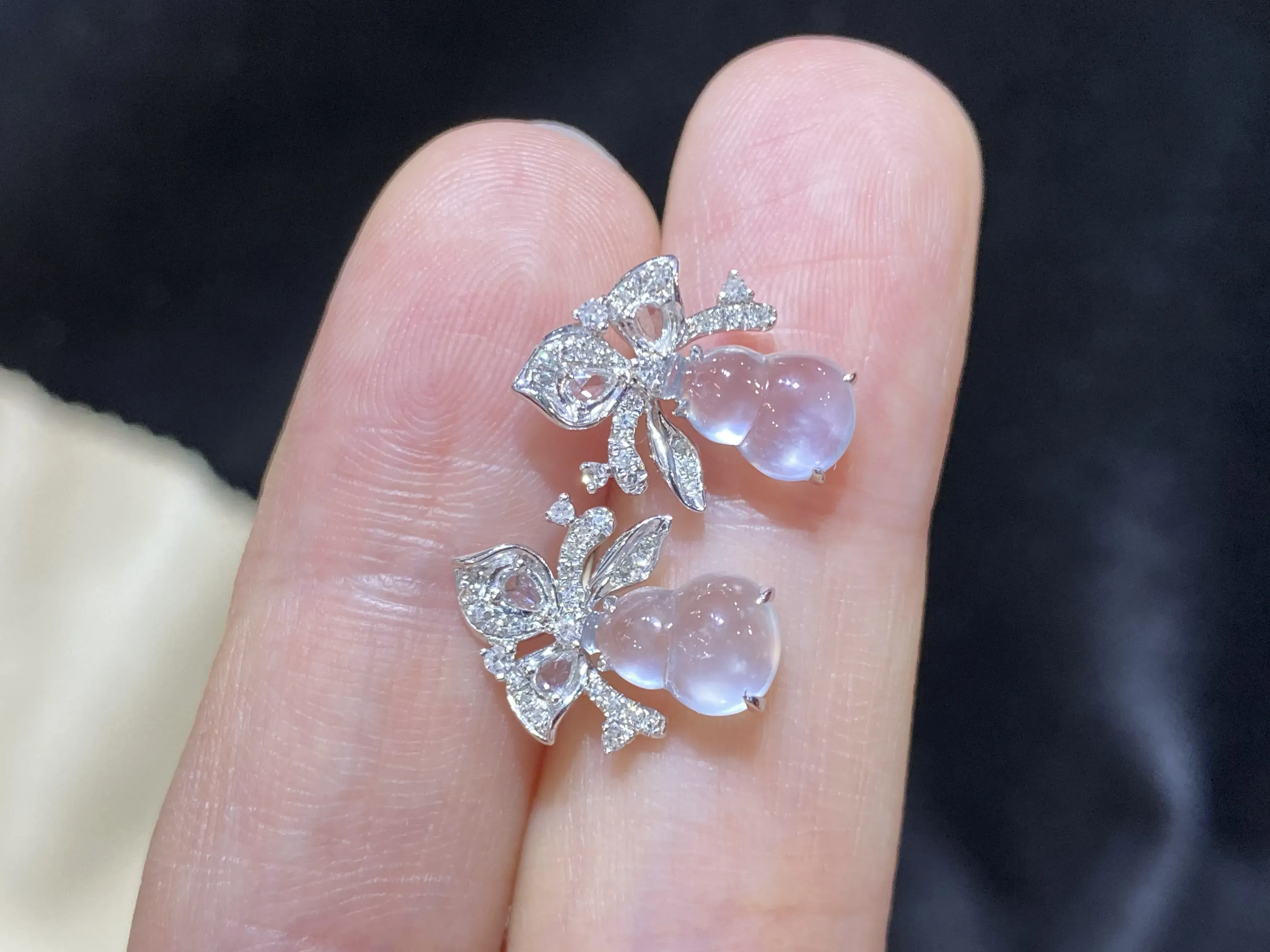 优选推荐玻璃种荧光（福禄）葫芦耳钉耳坠，18k金镶嵌，冰清水润，品相佳，干净清爽，精致新颖，佩戴时尚出众，整体尺寸：14.8-10.7-4.3毫米