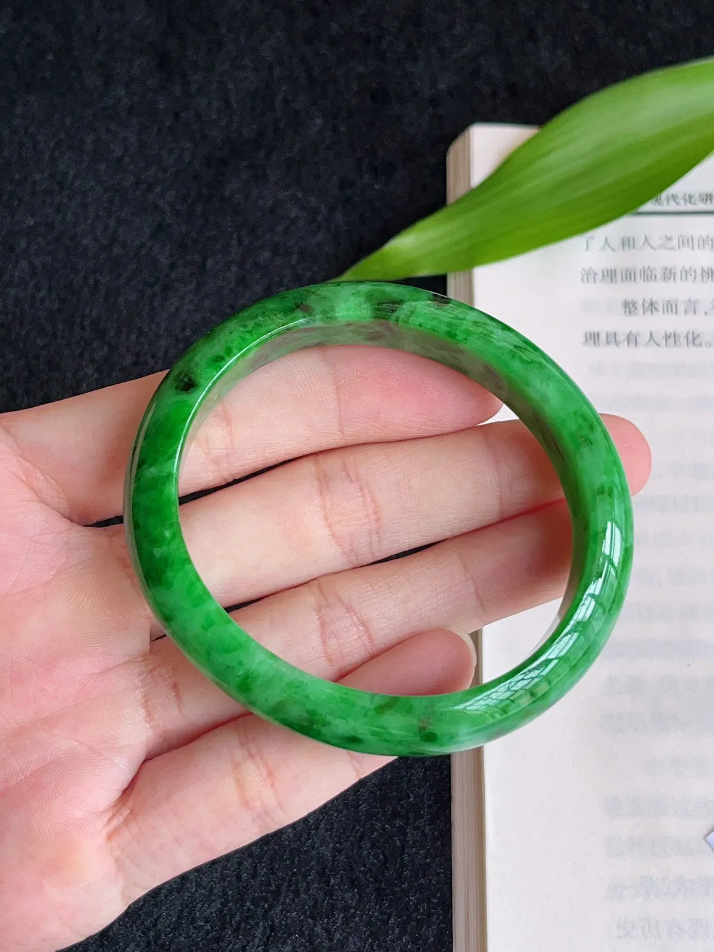 天然翡翠 圈口55-56老坑 辣绿贵妃手镯 玉质细腻 种水好 尺寸: 55.5-51-12.3-7.2mm 重量:45.14g
