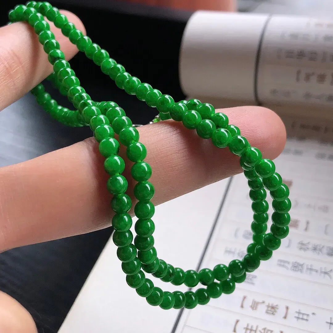 【宝贝】天然翡翠冰润辣绿圆珠项链
【尺寸】直径3.6-4.7（㎜）135颗
【描述】冰糯种，辣绿，玉质温润，颜色迷人，个别轻纹