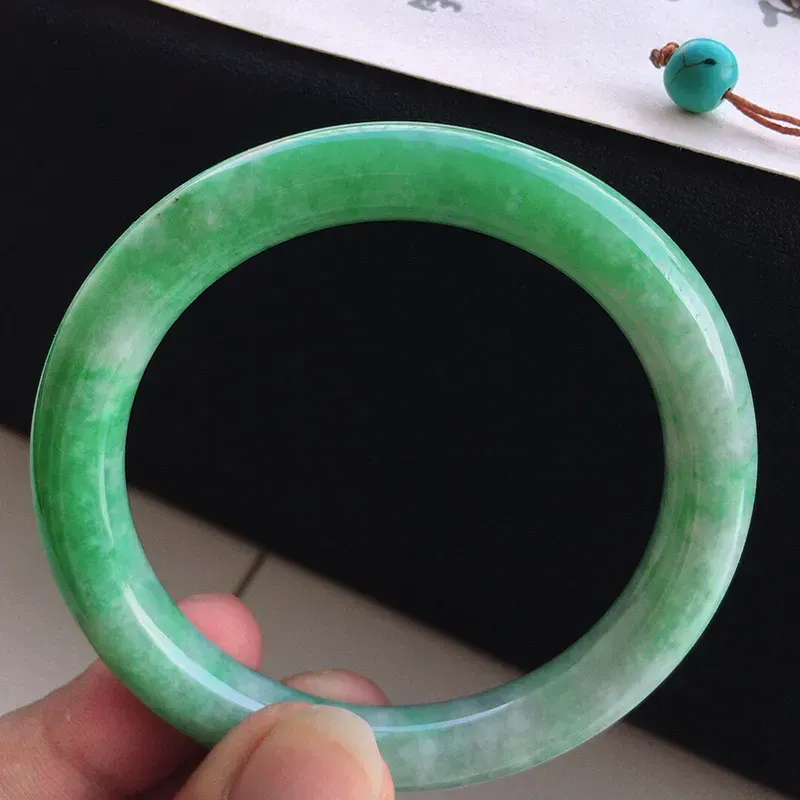 翡翠手镯，大圈翡翠59圈口飘绿圆条手镯，自然光实拍，尺寸：59*10*10.1mm，重53.69克，料细底好，条形好看，花色灵动有层次，上手大方有档次