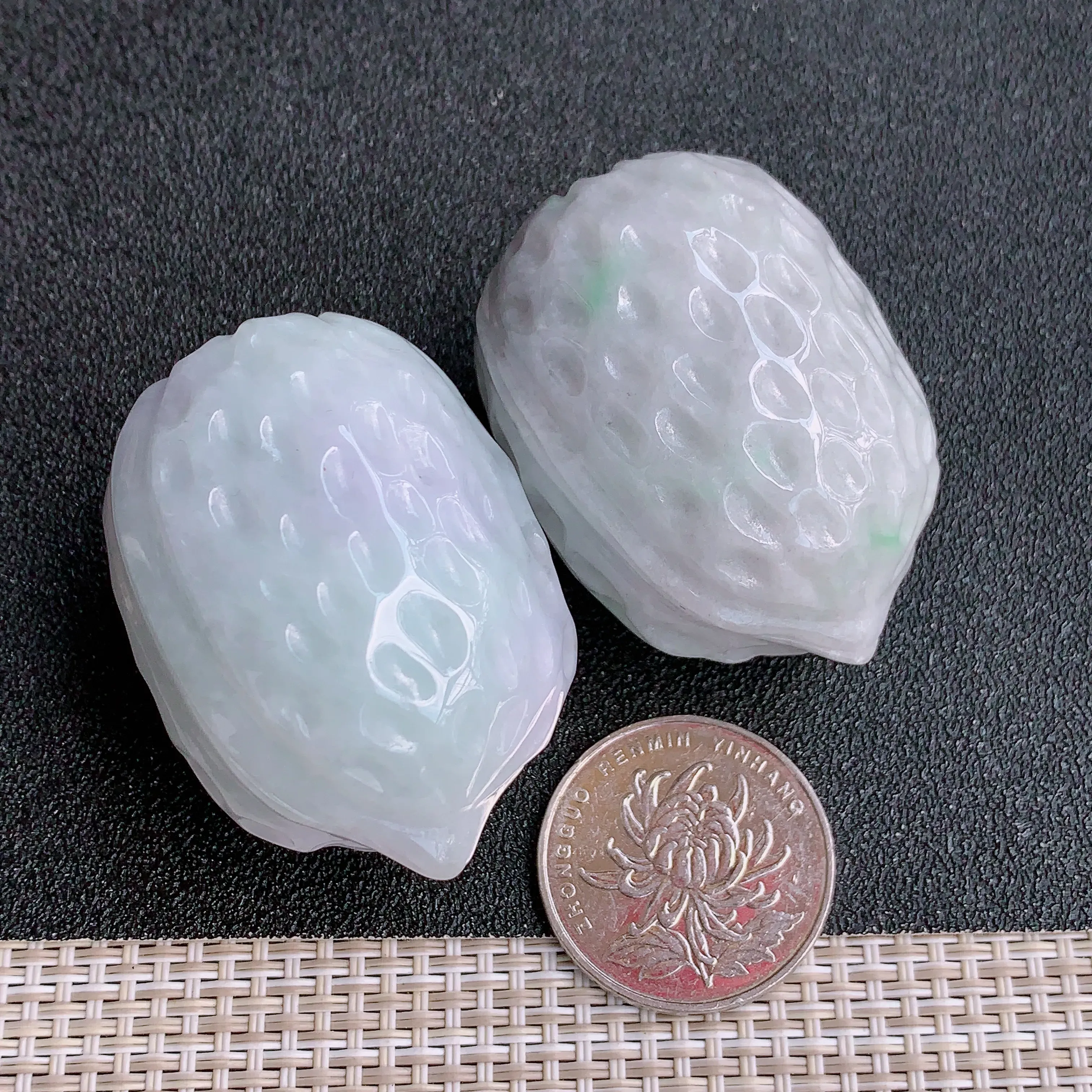 尺寸：45.5/31/33.3mm，45.2/33/33.5mm、A货翡翠水润春带彩核桃手把件、玉质莹润细腻，雕刻精美，