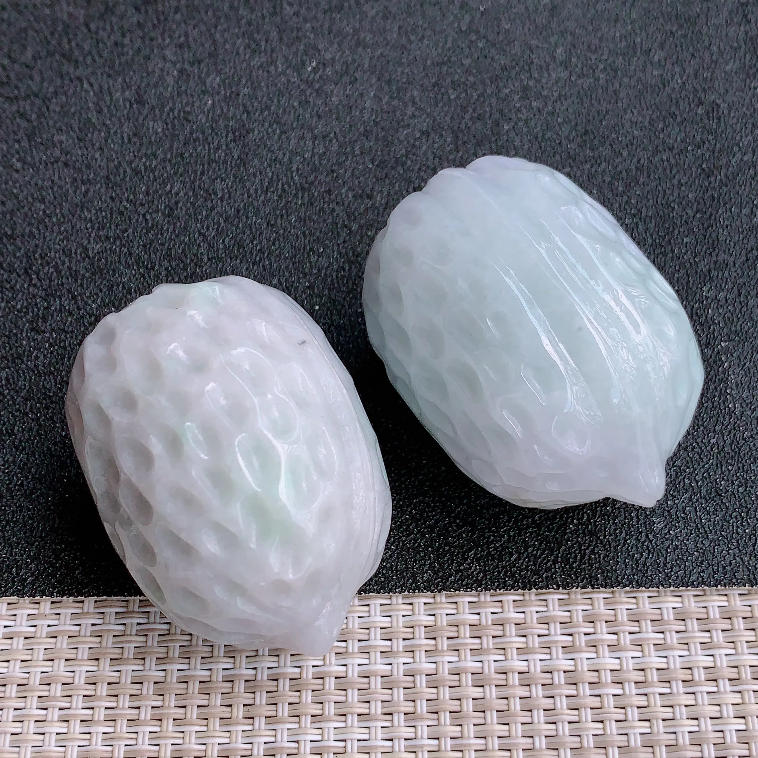 尺寸：45.5/31/33.3mm，45.2/33/33.5mm、A货翡翠水润春带彩核桃手把件、玉质莹润细腻，雕刻精美，