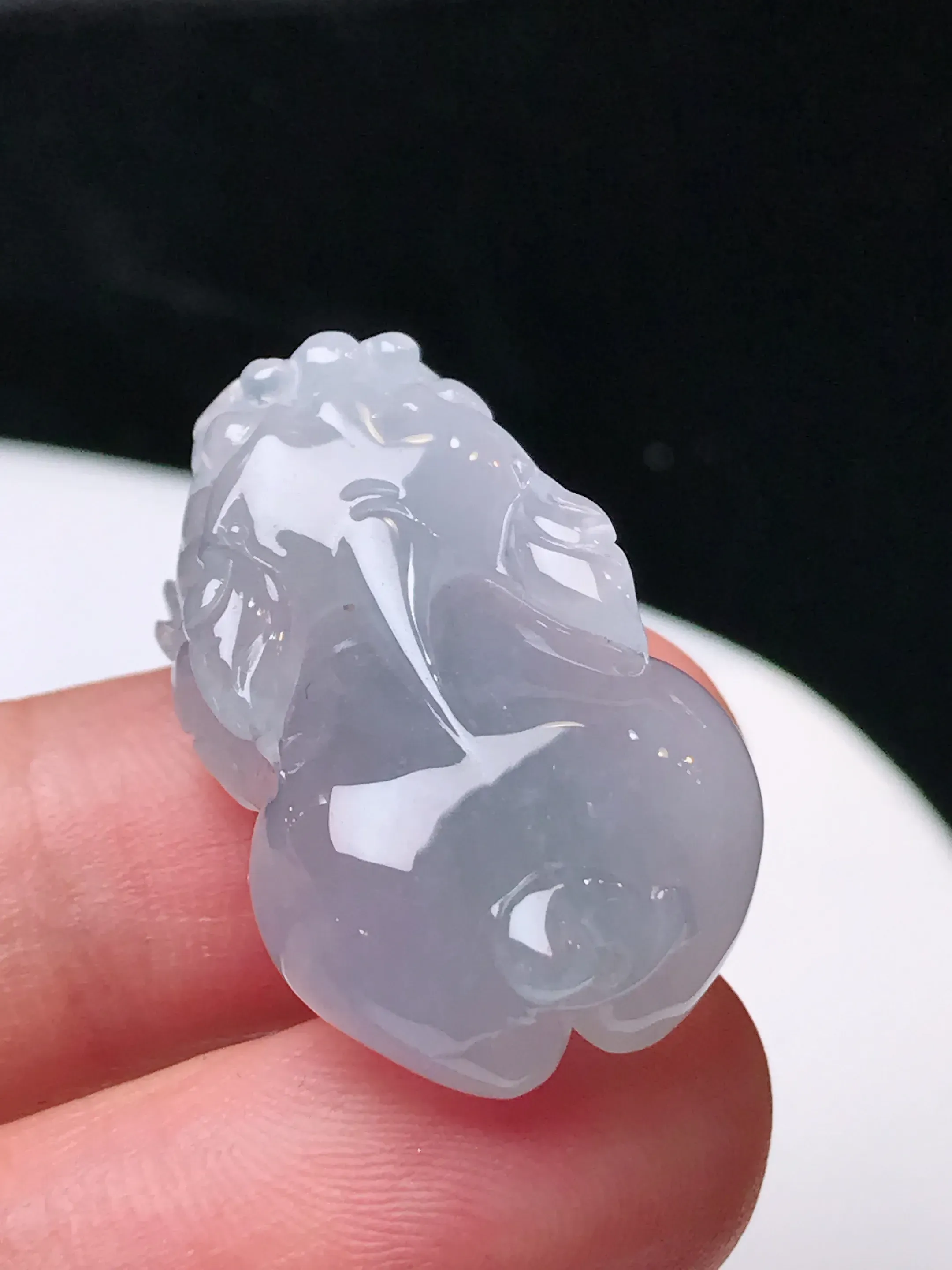 严选推荐貔貅，老坑冰种貔貅吊坠，作品雕工精细，线条流畅，品相佳，佩戴效果出众，尽显气质。种水上乘，晶莹剔透，起强玻璃光泽。高性价比，高收藏价值，值得入手。裸石尺寸约27.6-18-10.6毫米