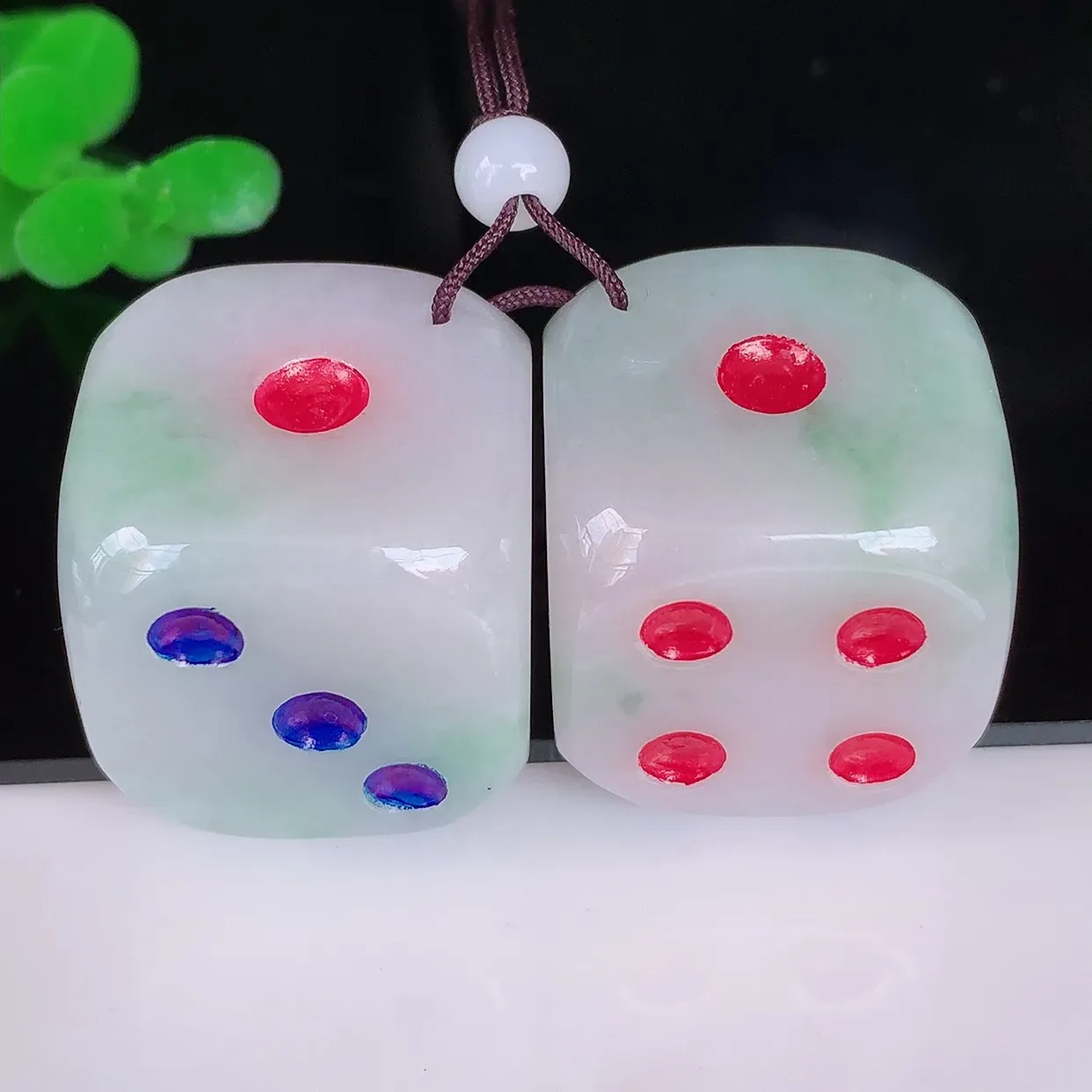 自然光实拍，一对翡翠骰子，种老水足，雕工精湛 ，寓意美好，佩戴时尚出众！#32.25