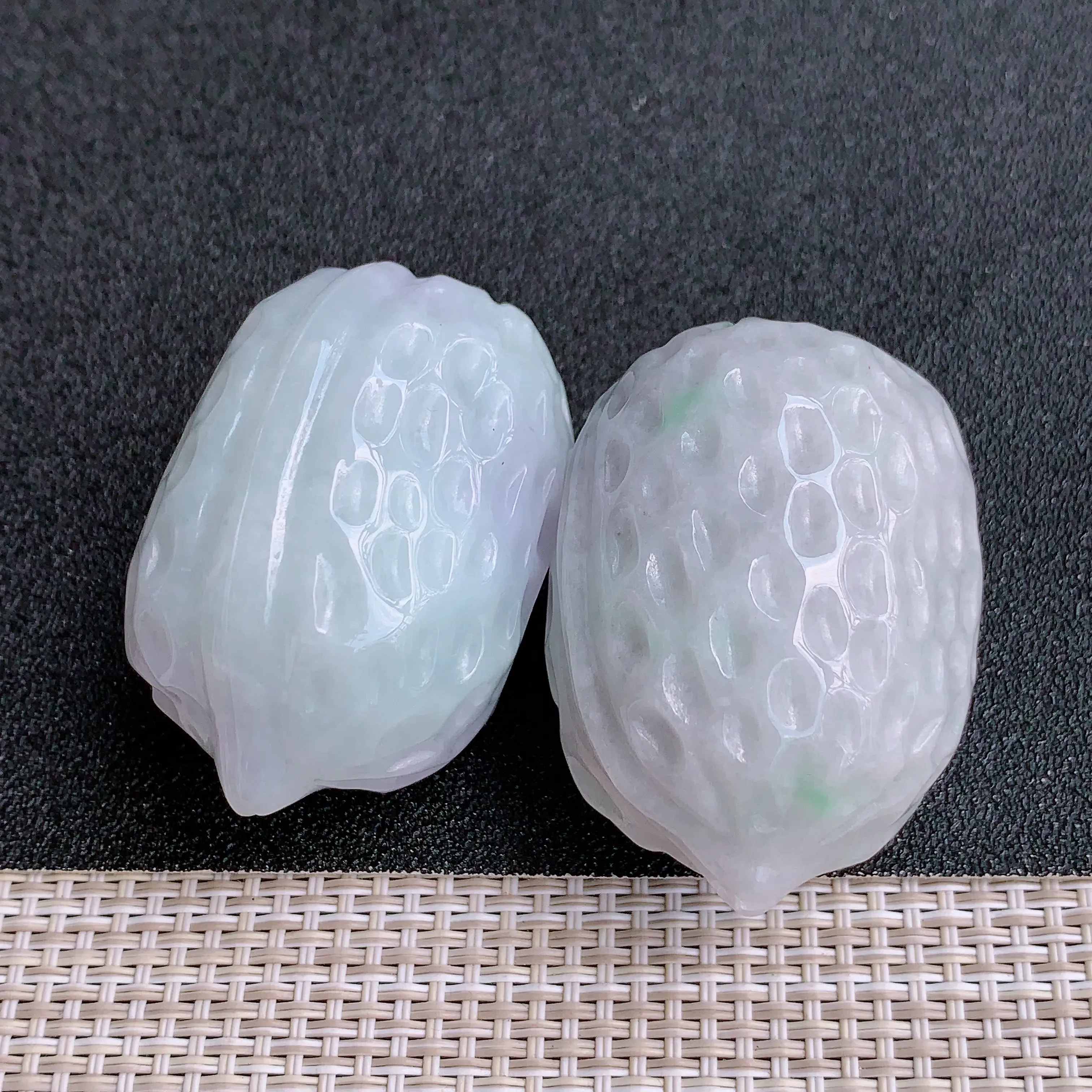 尺寸：45.5/31/33.3mm，45.2/33/33.5mm、A货翡翠水润春带彩核桃手把件、玉质莹润细腻，雕刻精美，