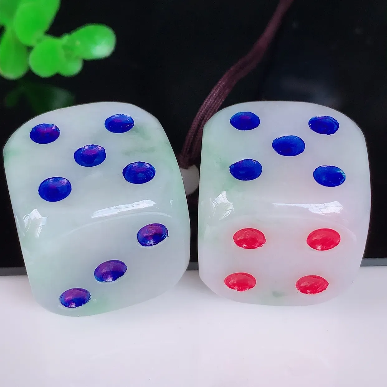 自然光实拍，一对翡翠骰子，种老水足，雕工精湛 ，寓意美好，佩戴时尚出众！#32.25