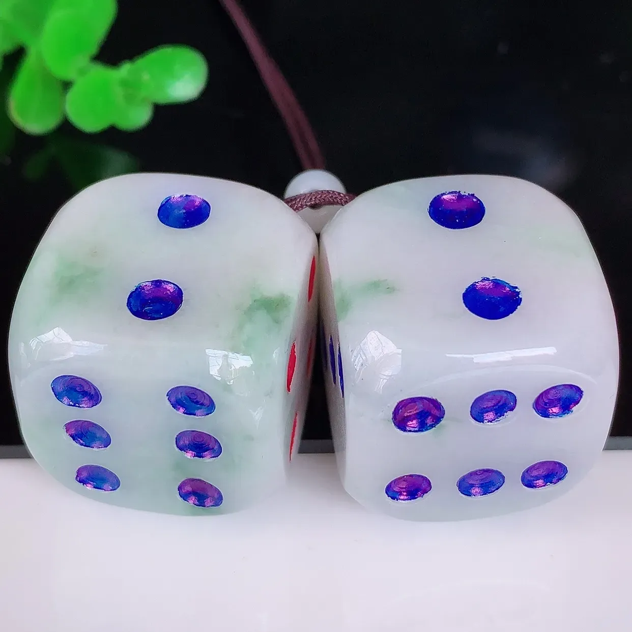自然光实拍，一对翡翠骰子，种老水足，雕工精湛 ，寓意美好，佩戴时尚出众！#32.25