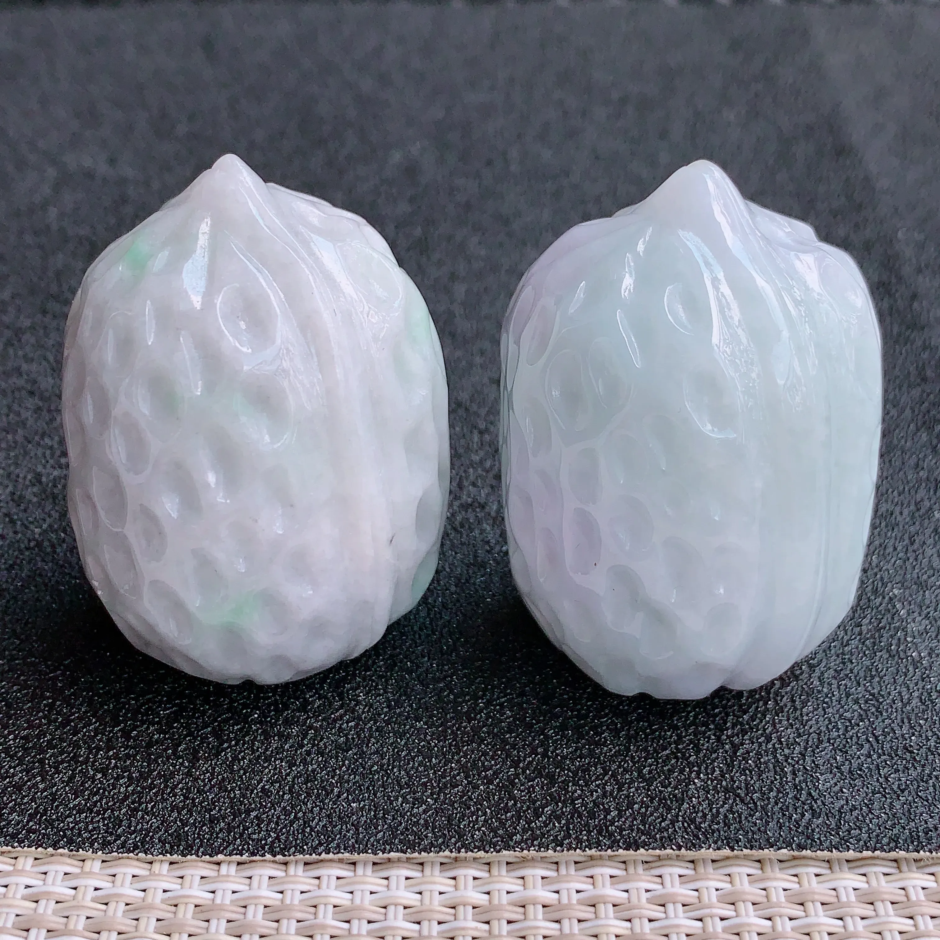 尺寸：45.5/31/33.3mm，45.2/33/33.5mm、A货翡翠水润春带彩核桃手把件、玉质莹润细腻，雕刻精美，