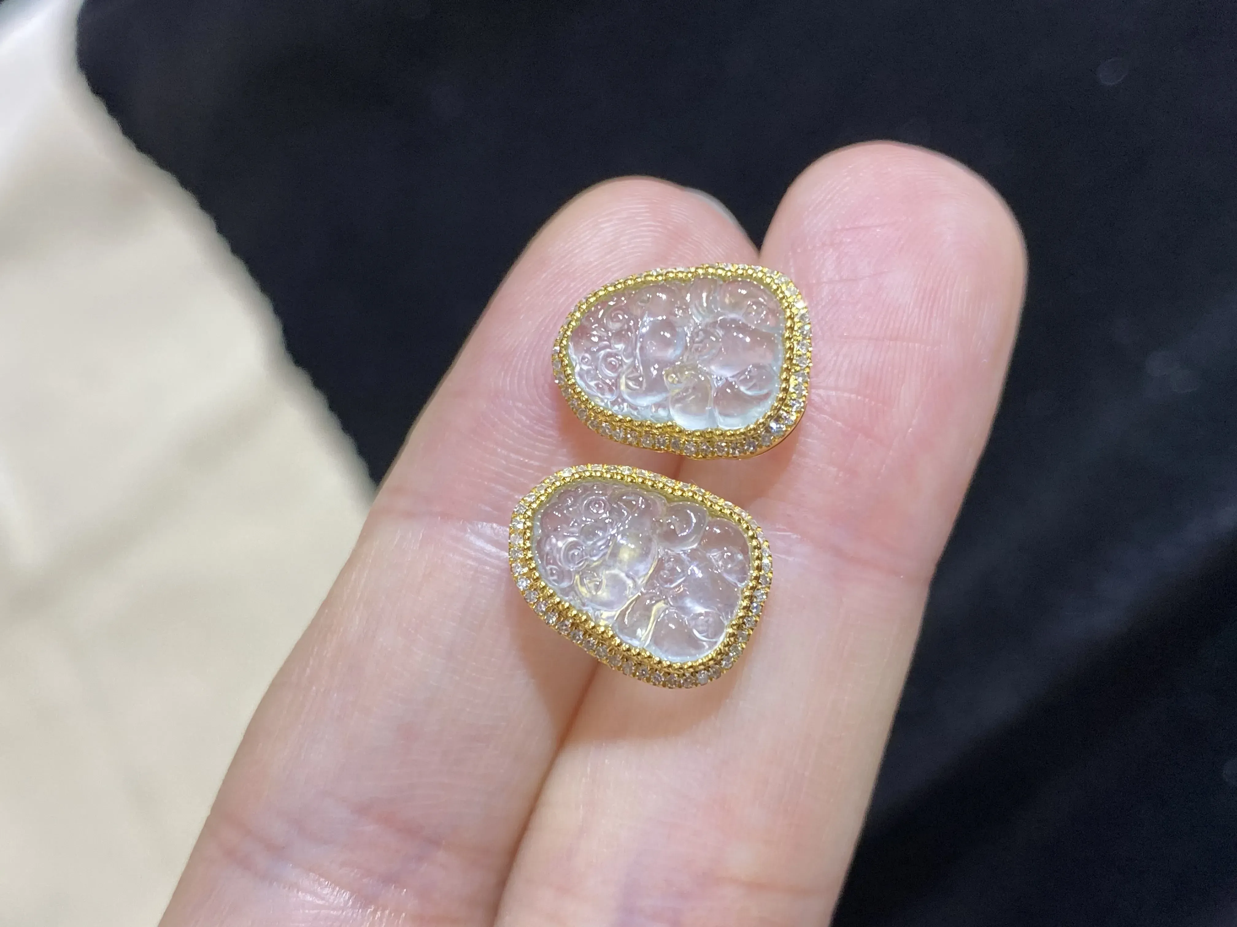 优选推荐玻璃种荧光（事事如意）耳钉耳坠，18k金镶嵌，冰清水润，品相佳，干净清爽，精致新颖，佩戴时尚出众。整体尺寸：13.3-10-5毫米