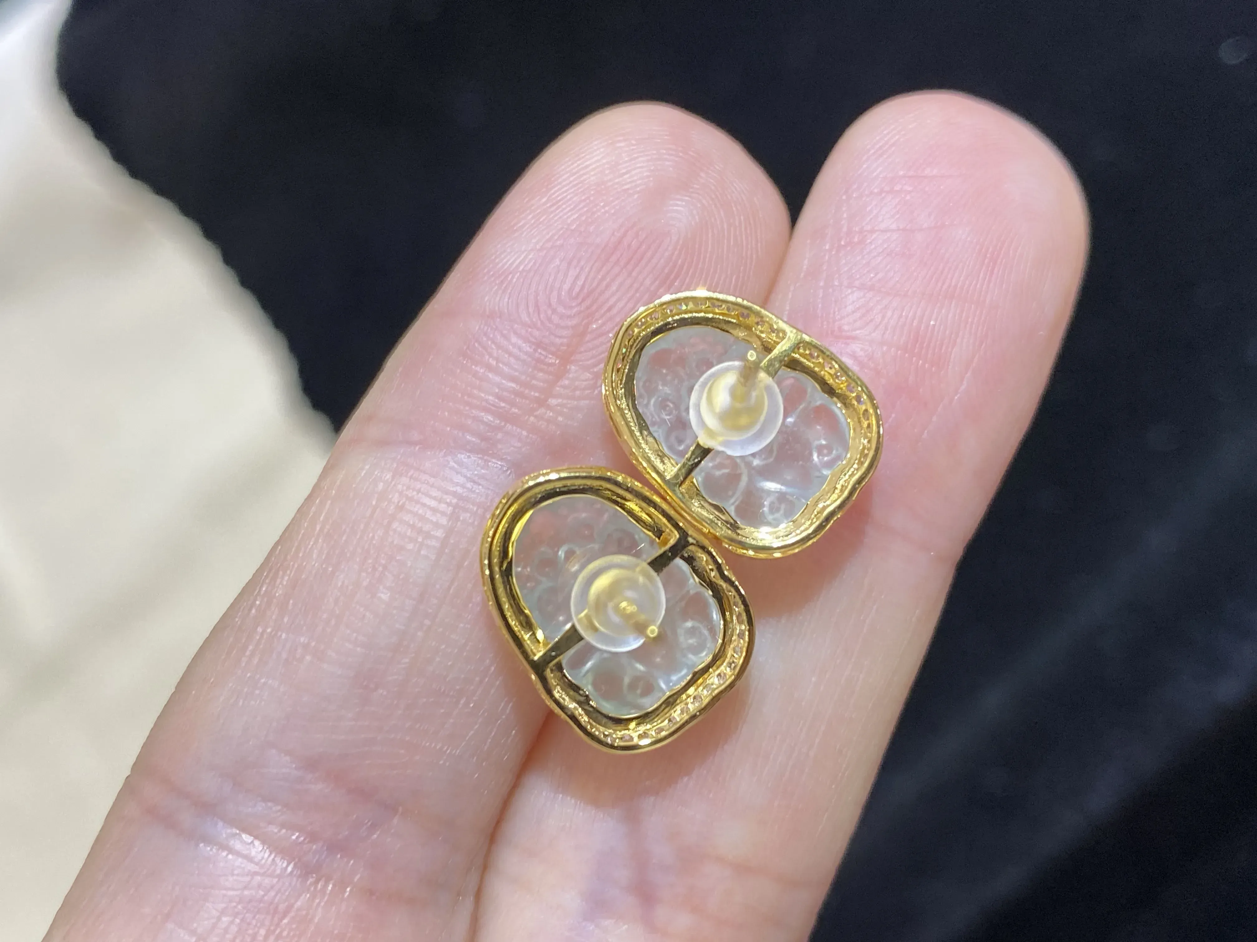 优选推荐玻璃种荧光（事事如意）耳钉耳坠，18k金镶嵌，冰清水润，品相佳，干净清爽，精致新颖，佩戴时尚出众。整体尺寸：13.3-10-5毫米