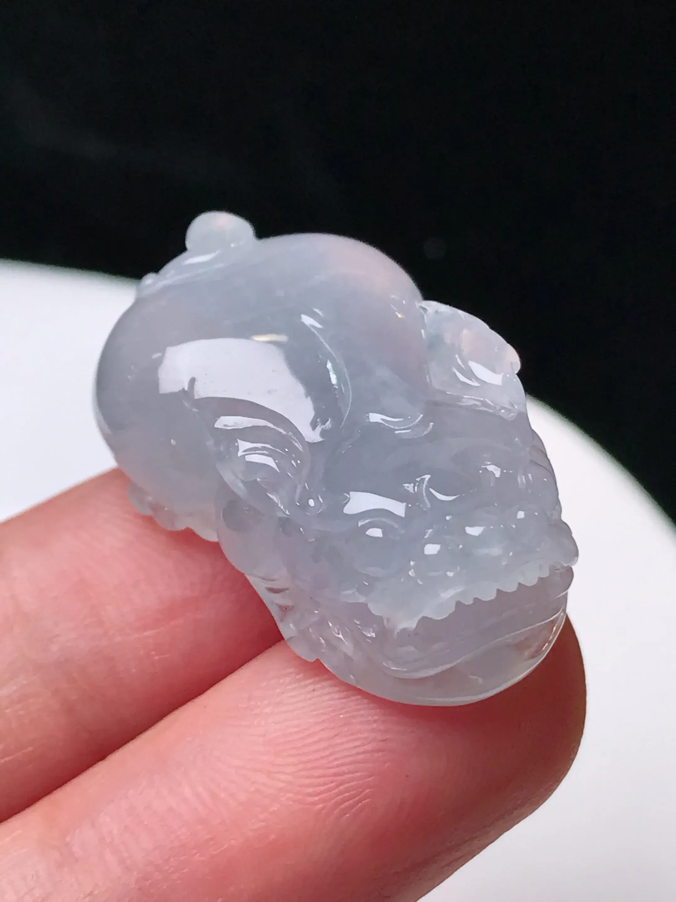 严选推荐貔貅，老坑冰种貔貅吊坠，作品雕工精细，线条流畅，品相佳，佩戴效果出众，尽显气质。种水上乘，晶莹剔透，起强玻璃光泽。高性价比，高收藏价值，值得入手。裸石尺寸约27.6-18-10.6毫米