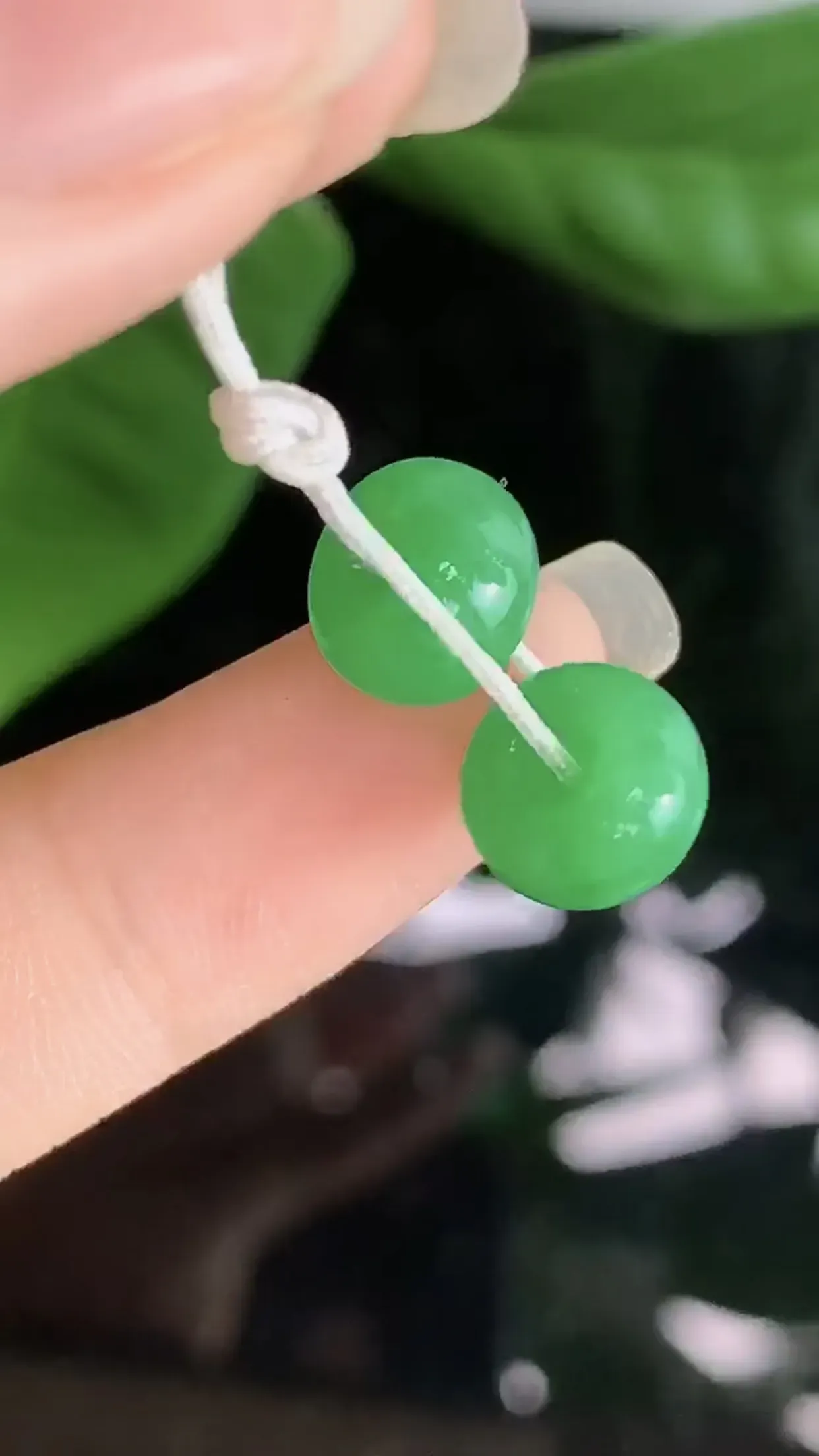 天然A货翡翠冰糯种飘阳绿全胶感路路通一对 尺寸取一9.2-5.4mm