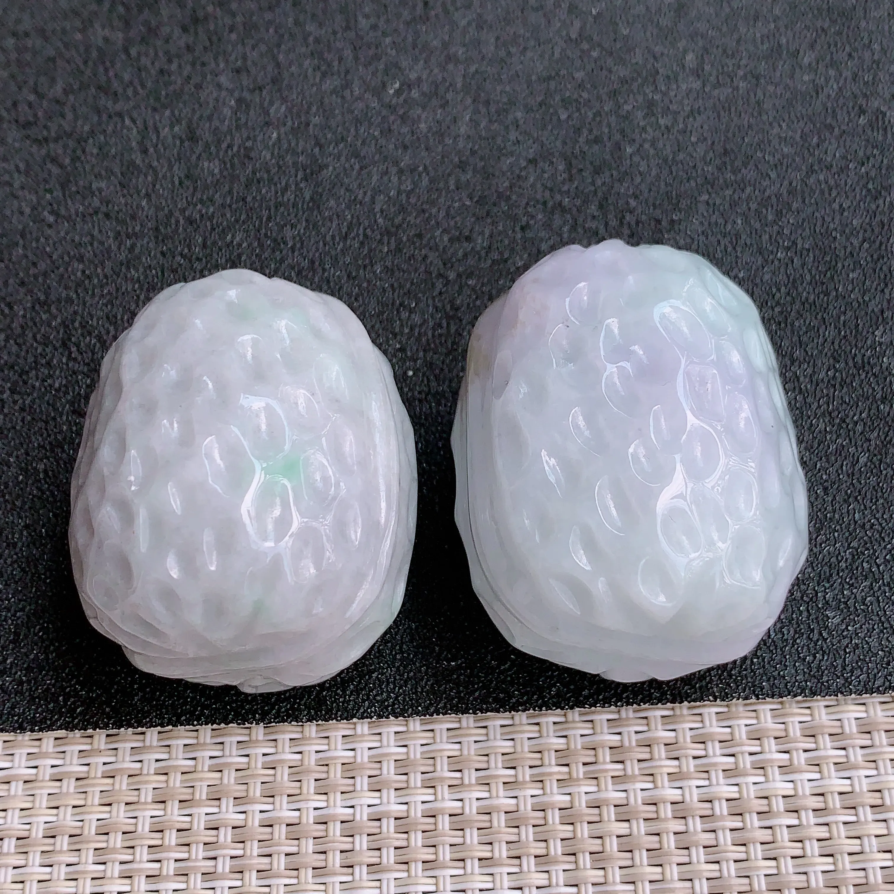 尺寸：45.5/31/33.3mm，45.2/33/33.5mm、A货翡翠水润春带彩核桃手把件、玉质莹润细腻，雕刻精美，
