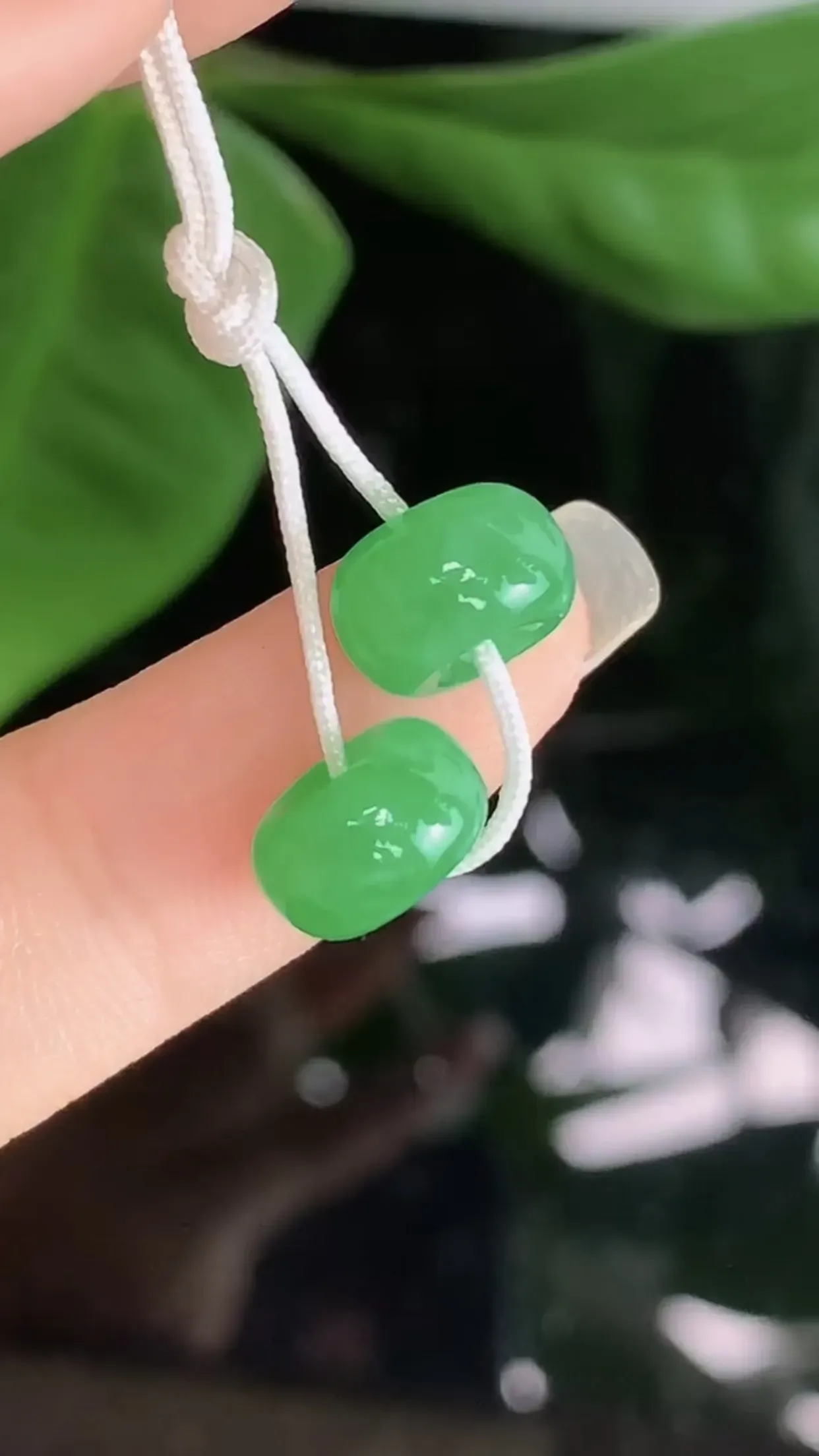 天然A货翡翠冰糯种飘阳绿全胶感路路通一对 尺寸取一9.2-5.4mm