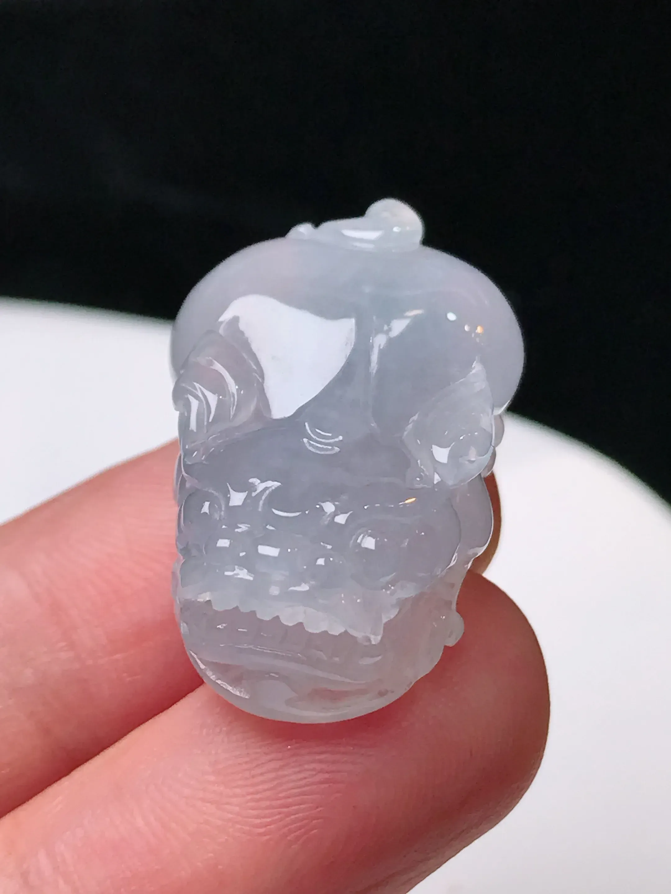 严选推荐貔貅，老坑冰种貔貅吊坠，作品雕工精细，线条流畅，品相佳，佩戴效果出众，尽显气质。种水上乘，晶莹剔透，起强玻璃光泽。高性价比，高收藏价值，值得入手。裸石尺寸约27.6-18-10.6毫米