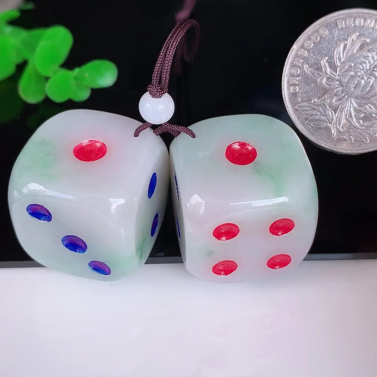 自然光实拍，一对翡翠骰子，种老水足，雕工精湛 ，寓意美好，佩戴时尚出众！#32.25