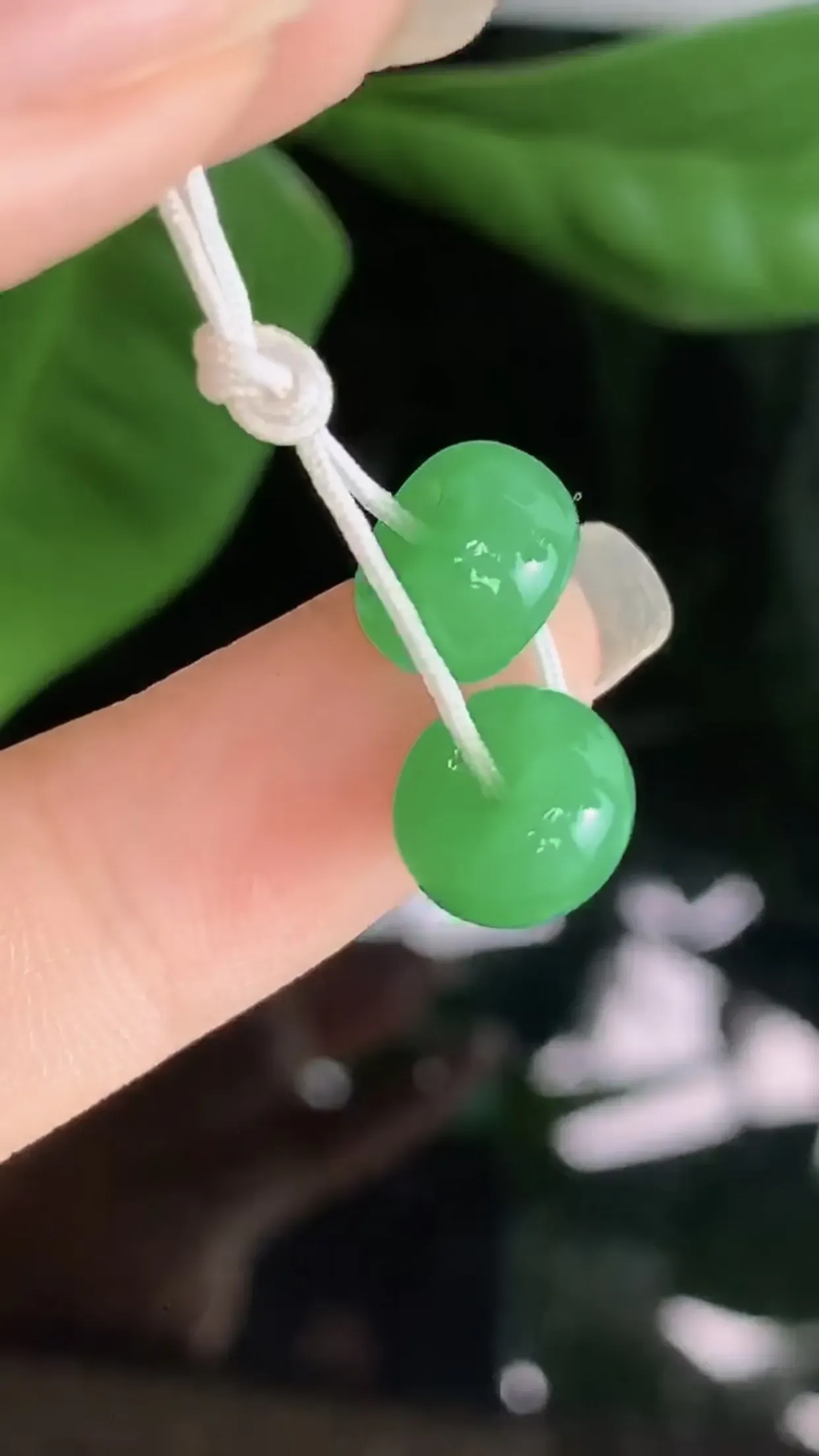 天然A货翡翠冰糯种飘阳绿全胶感路路通一对 尺寸取一9.2-5.4mm
