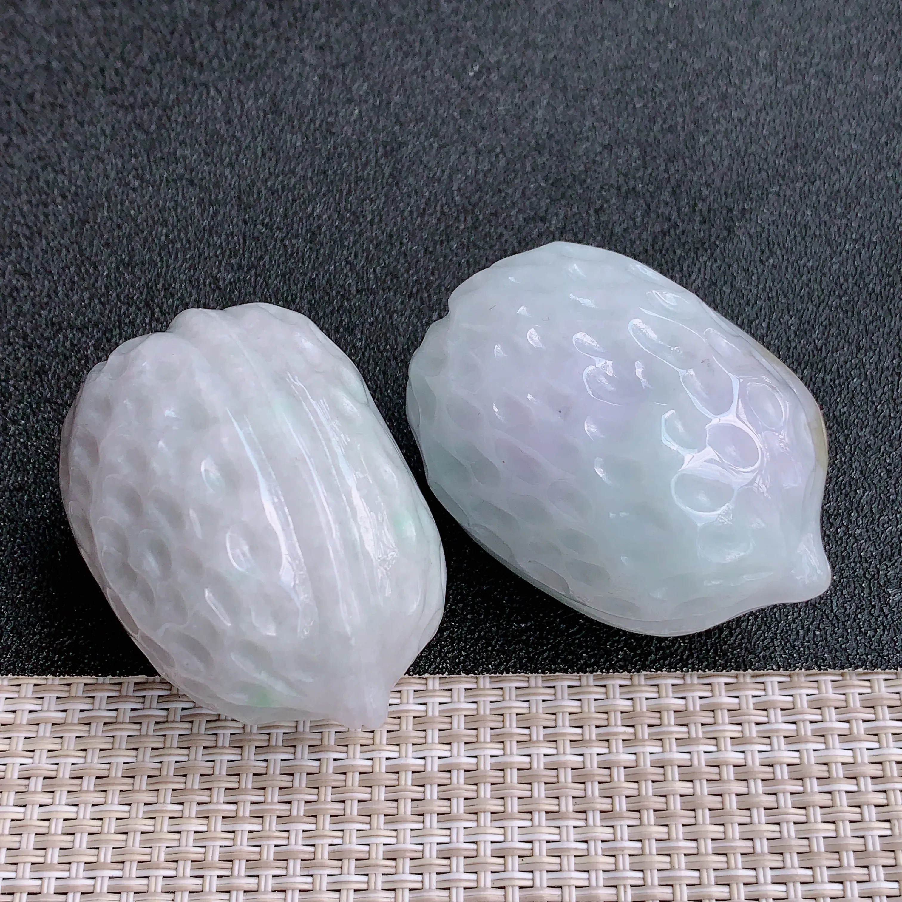 尺寸：45.5/31/33.3mm，45.2/33/33.5mm、A货翡翠水润春带彩核桃手把件、玉质莹润细腻，雕刻精美，