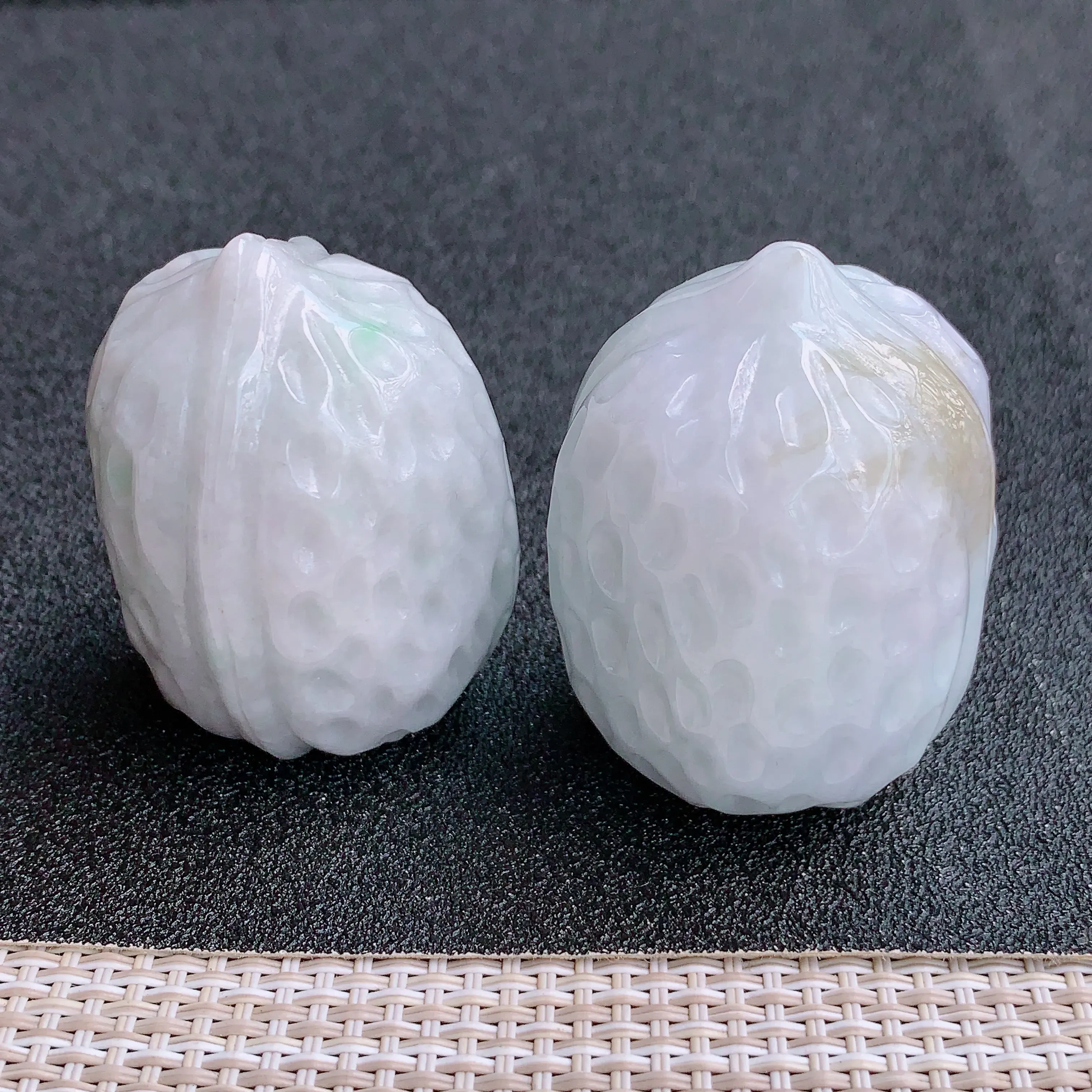 尺寸：45.5/31/33.3mm，45.2/33/33.5mm、A货翡翠水润春带彩核桃手把件、玉质莹润细腻，雕刻精美，