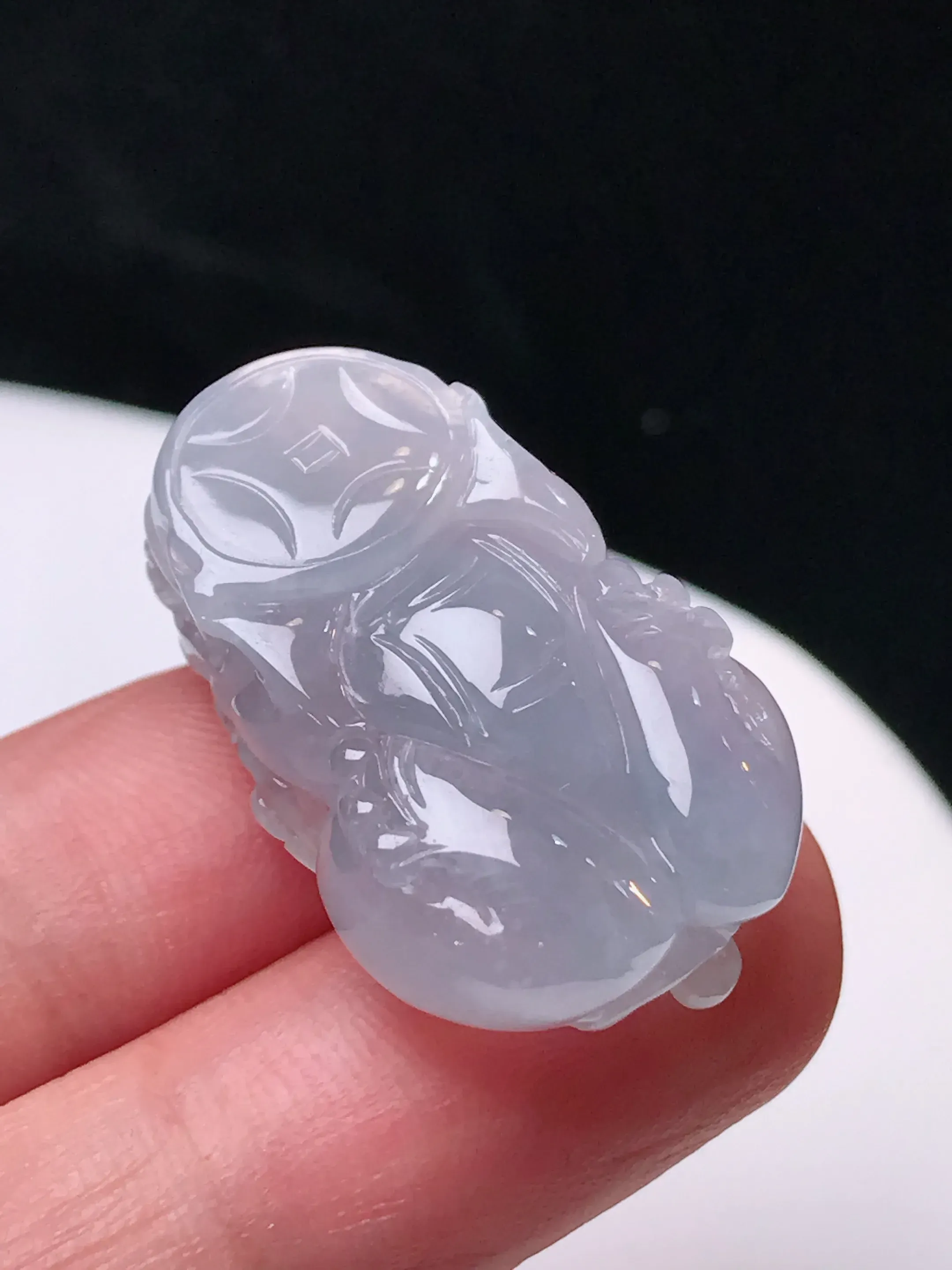 严选推荐貔貅，老坑冰种貔貅吊坠，作品雕工精细，线条流畅，品相佳，佩戴效果出众，尽显气质。种水上乘，晶莹剔透，起强玻璃光泽。高性价比，高收藏价值，值得入手。裸石尺寸约27.6-18-10.6毫米