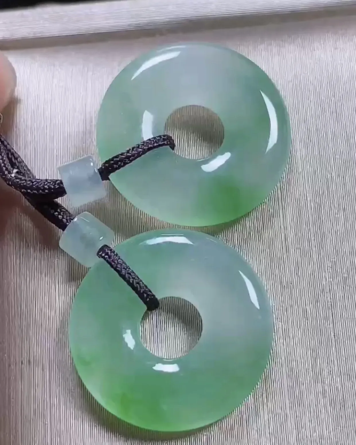天然A货翡翠冰种飘绿裸石平安环一对 玉质细腻 种水好 佩带效果佳 可代镶嵌 尺寸：16.6-2.8mm
