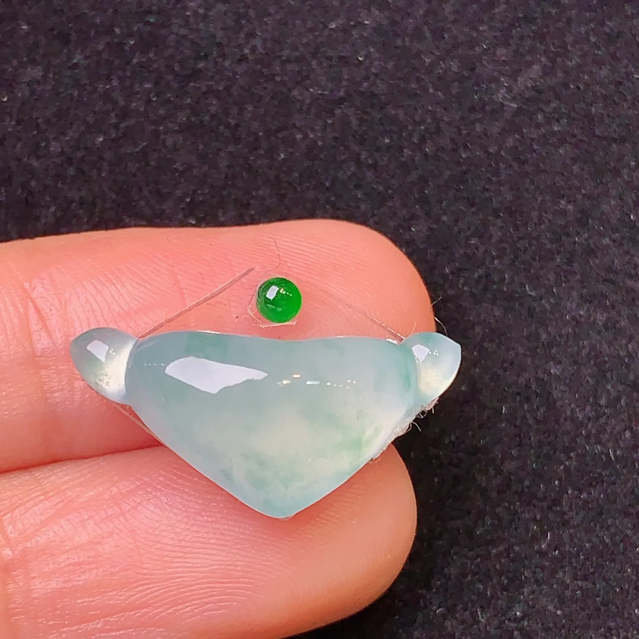 镶嵌款 冰种心形蛋面 玉质细腻 水润饱满 亮眼 搭配绿色小蛋面 整体尺寸9.5*21.5*6.8