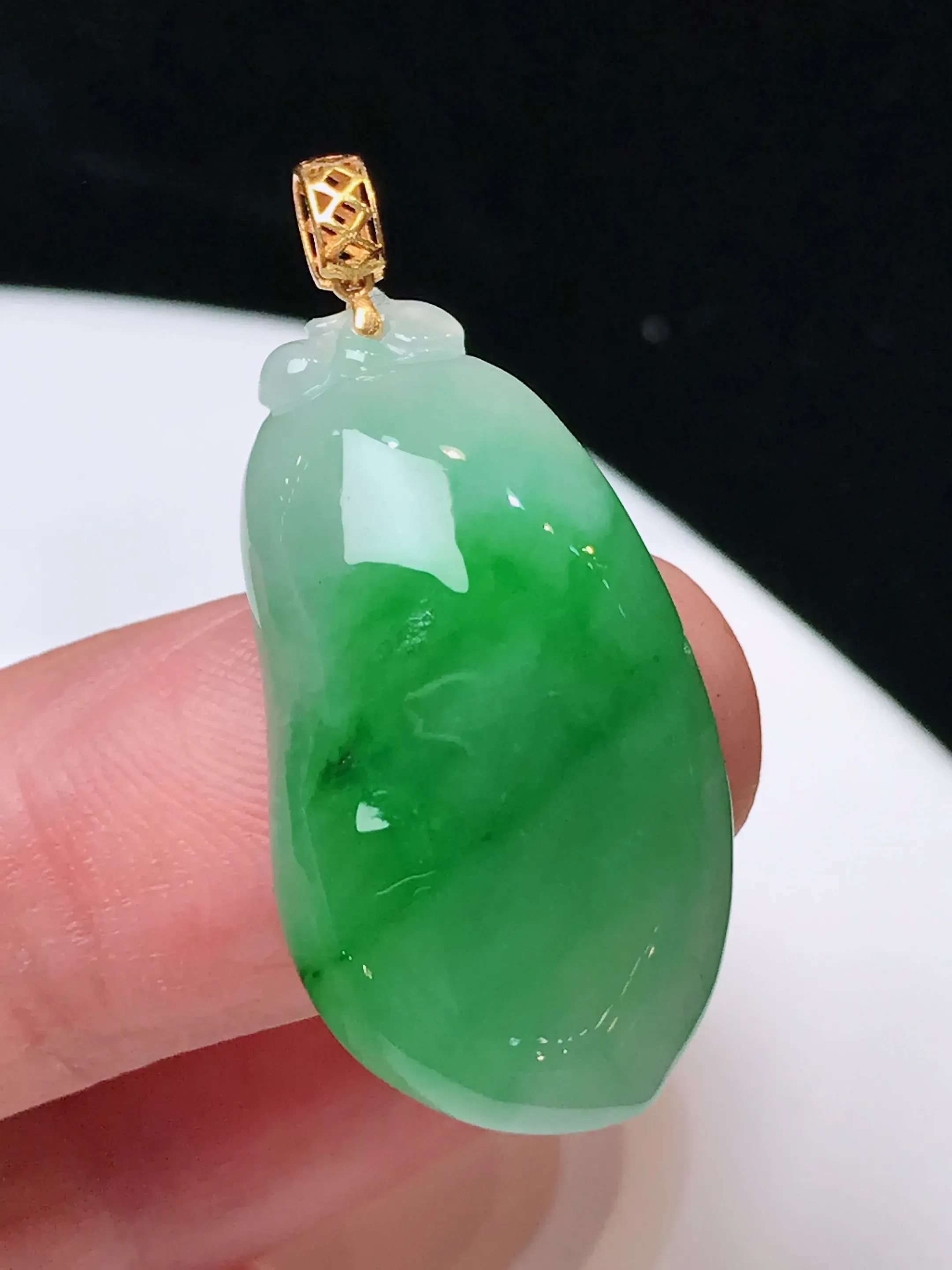 严选推荐福瓜吊坠，老坑水润糯种绿福瓜吊坠，18k金镶嵌，饱满圆润，品相佳，佩戴效果佳，尽显气质。种水很好，晶体结构致密，起强玻璃光泽。晶莹透亮，美感十足。高性价比，值得入手。裸石直径约29.1-15.6-6.3毫米