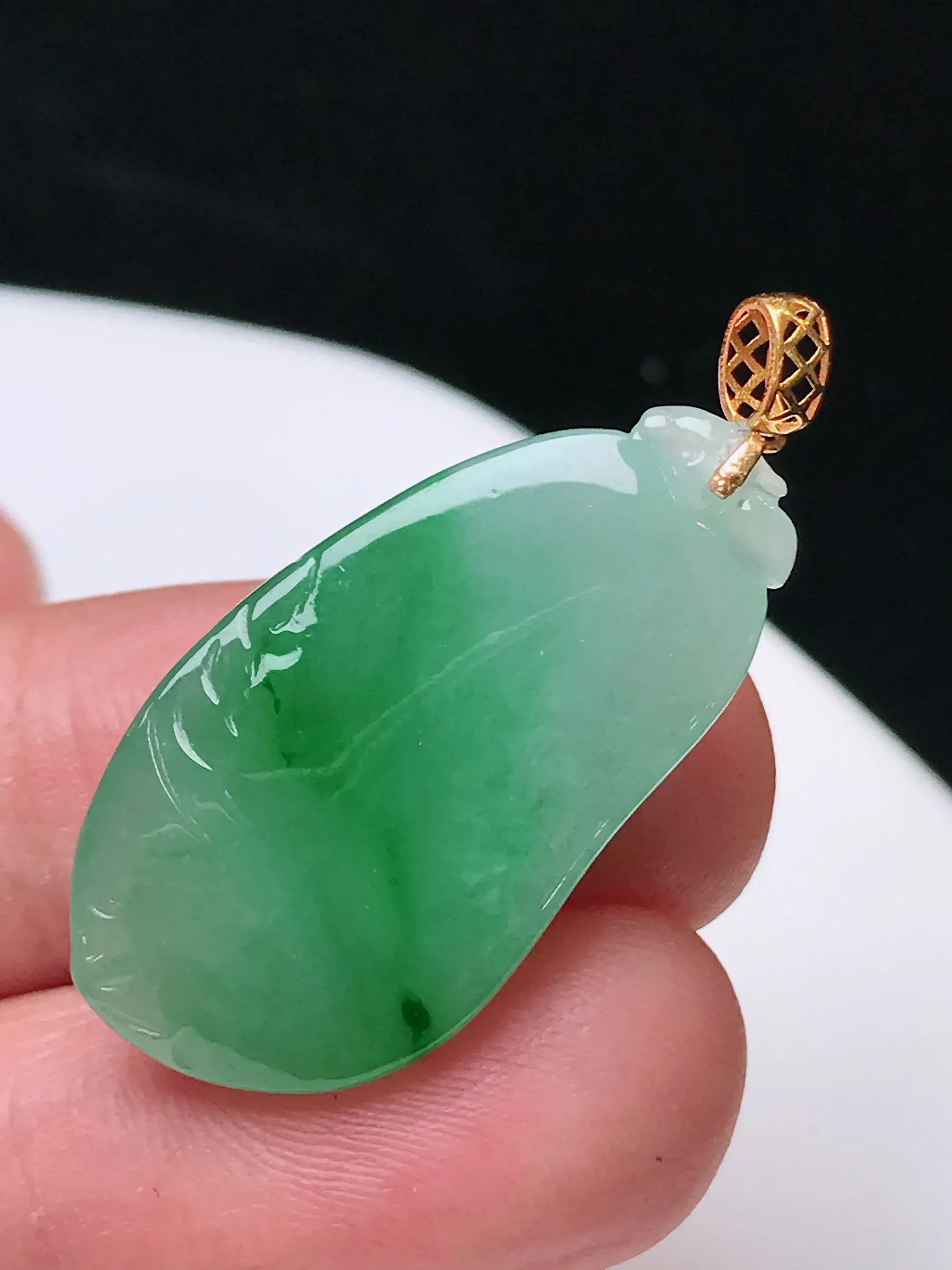 严选推荐福瓜吊坠，老坑水润糯种绿福瓜吊坠，18k金镶嵌，饱满圆润，品相佳，佩戴效果佳，尽显气质。种水很好，晶体结构致密，起强玻璃光泽。晶莹透亮，美感十足。高性价比，值得入手。裸石直径约29.1-15.6-6.3毫米