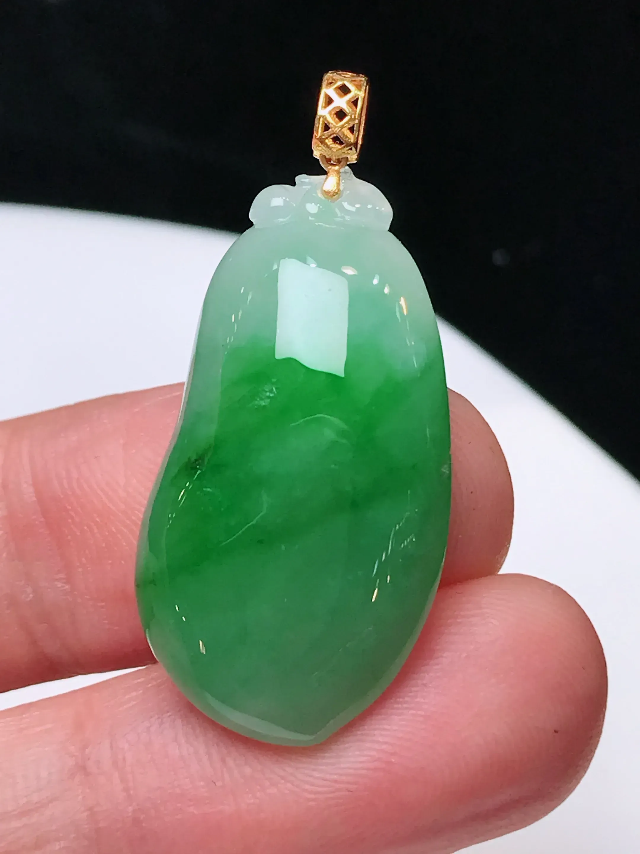 严选推荐福瓜吊坠，老坑水润糯种绿福瓜吊坠，18k金镶嵌，饱满圆润，品相佳，佩戴效果佳，尽显气质。种水很好，晶体结构致密，起强玻璃光泽。晶莹透亮，美感十足。高性价比，值得入手。裸石直径约29.1-15.6-6.3毫米