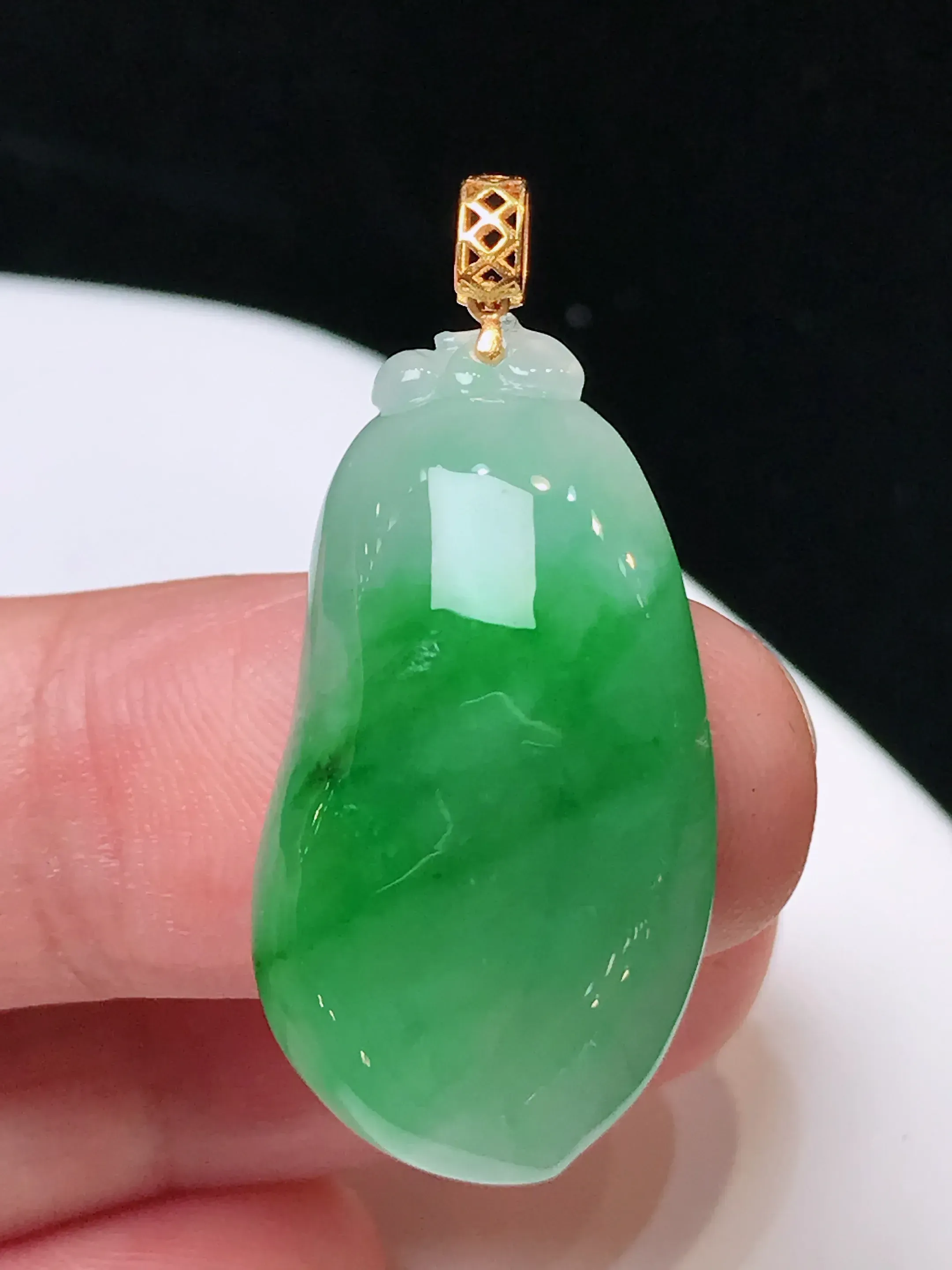 严选推荐福瓜吊坠，老坑水润糯种绿福瓜吊坠，18k金镶嵌，饱满圆润，品相佳，佩戴效果佳，尽显气质。种水很好，晶体结构致密，起强玻璃光泽。晶莹透亮，美感十足。高性价比，值得入手。裸石直径约29.1-15.6-6.3毫米