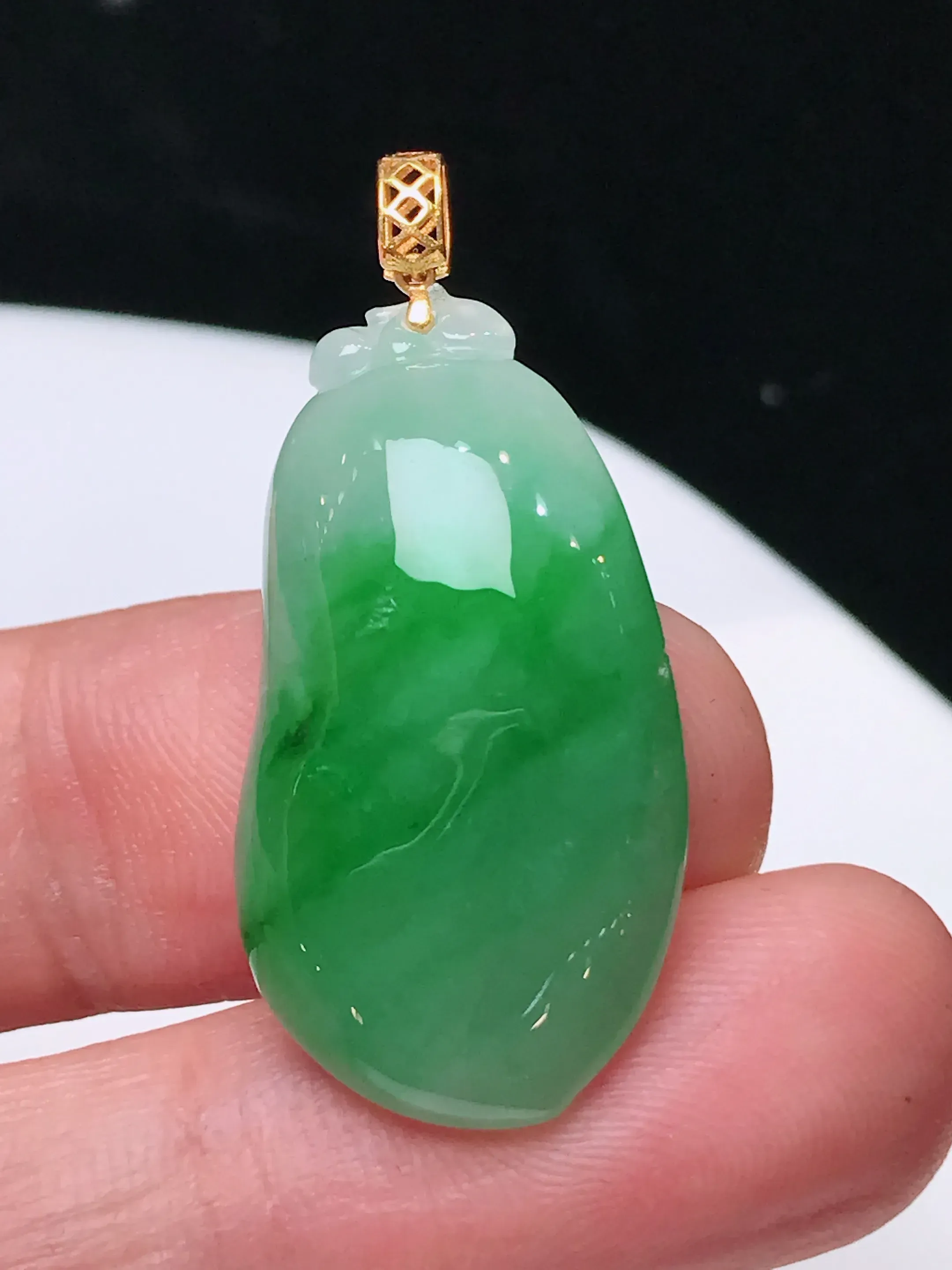 严选推荐福瓜吊坠，老坑水润糯种绿福瓜吊坠，18k金镶嵌，饱满圆润，品相佳，佩戴效果佳，尽显气质。种水很好，晶体结构致密，起强玻璃光泽。晶莹透亮，美感十足。高性价比，值得入手。裸石直径约29.1-15.6-6.3毫米