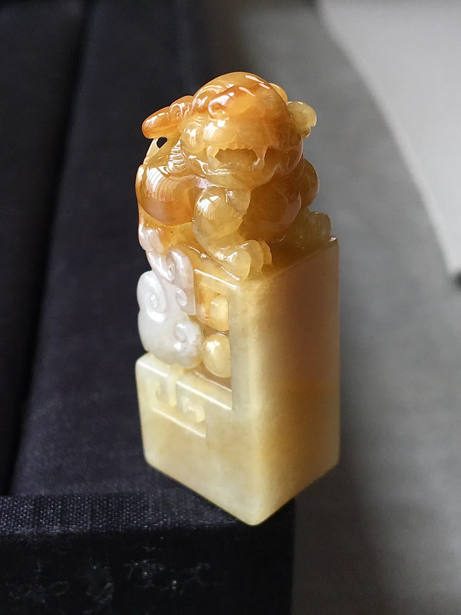 .冰黄貔貅印章，饱满无裂，色泽艳丽，水润细腻，尺寸42.4/13.2/16，编号417