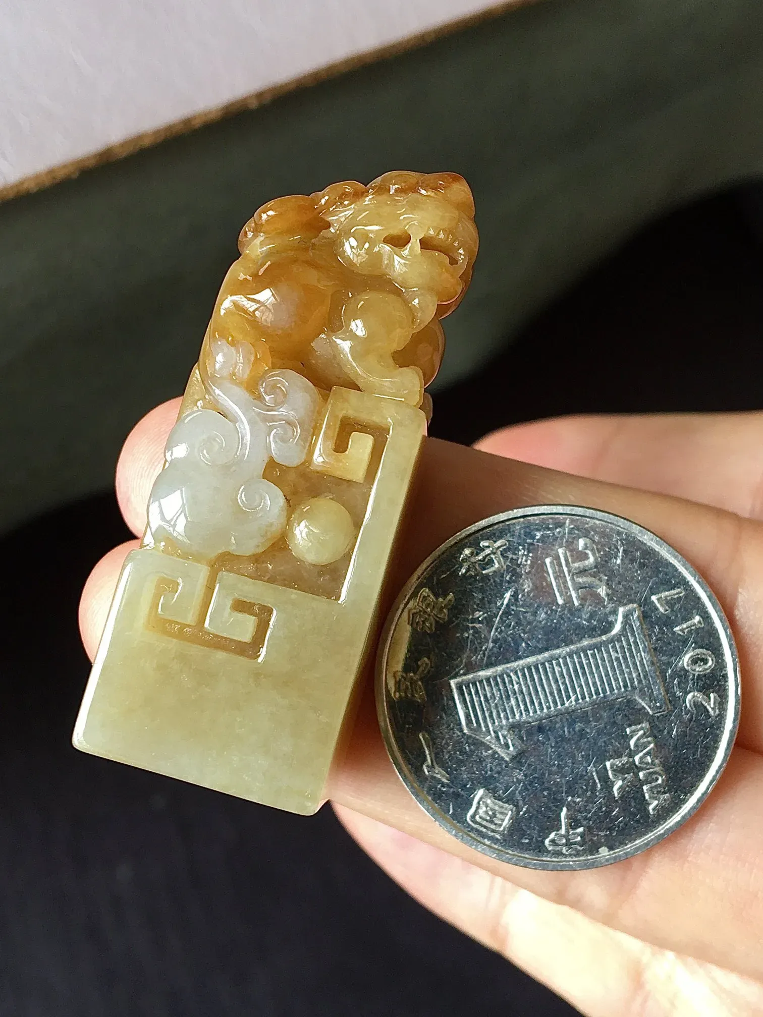 .冰黄貔貅印章，饱满无裂，色泽艳丽，水润细腻，尺寸42.4/13.2/16，编号417
