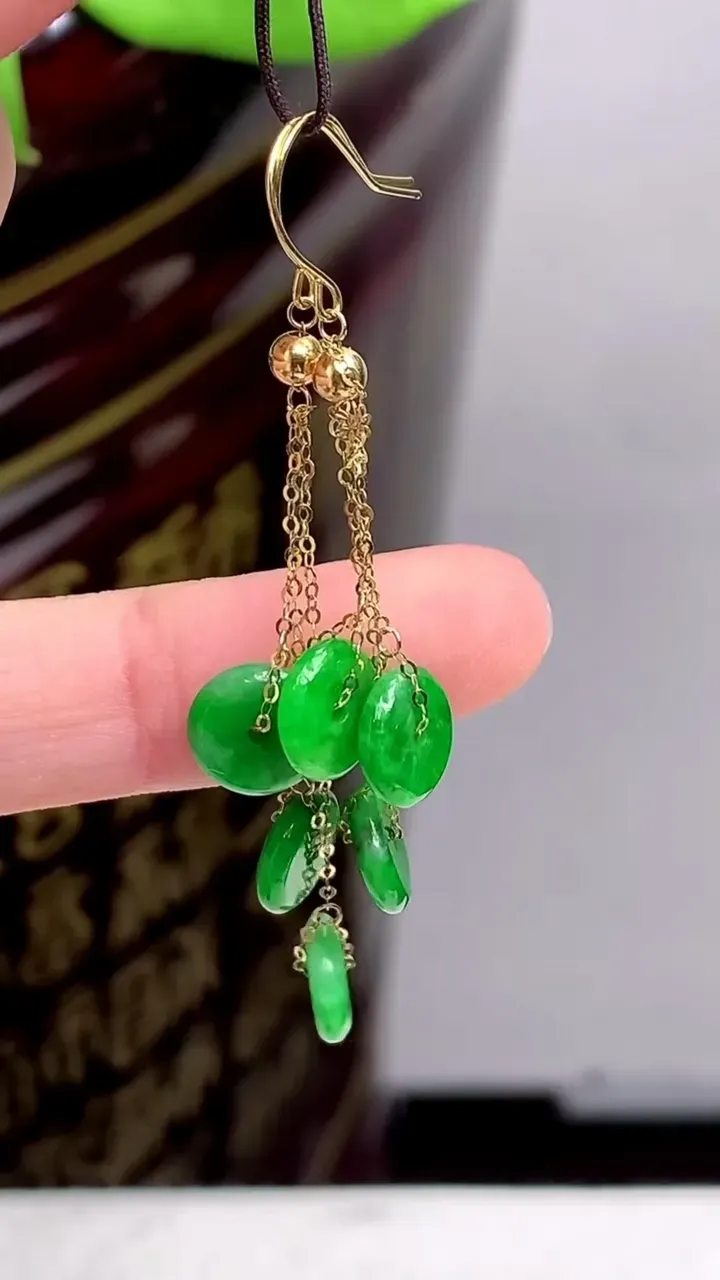 老坑全胶感18k金满绿平安扣耳坠，尺寸:7.5-1.8mm，2023年9月17日
工厂直销收藏佳品,种好水足，色泽均匀，有种有色，上手高大气！重量:1.97g