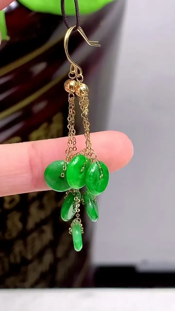 老坑全胶感18k金满绿平安扣耳坠，尺寸:7.5-1.8mm，2023年9月17日
工厂直销收藏佳品,种好水足，色泽均匀，有种有色，上手高大气！重量:1.97g