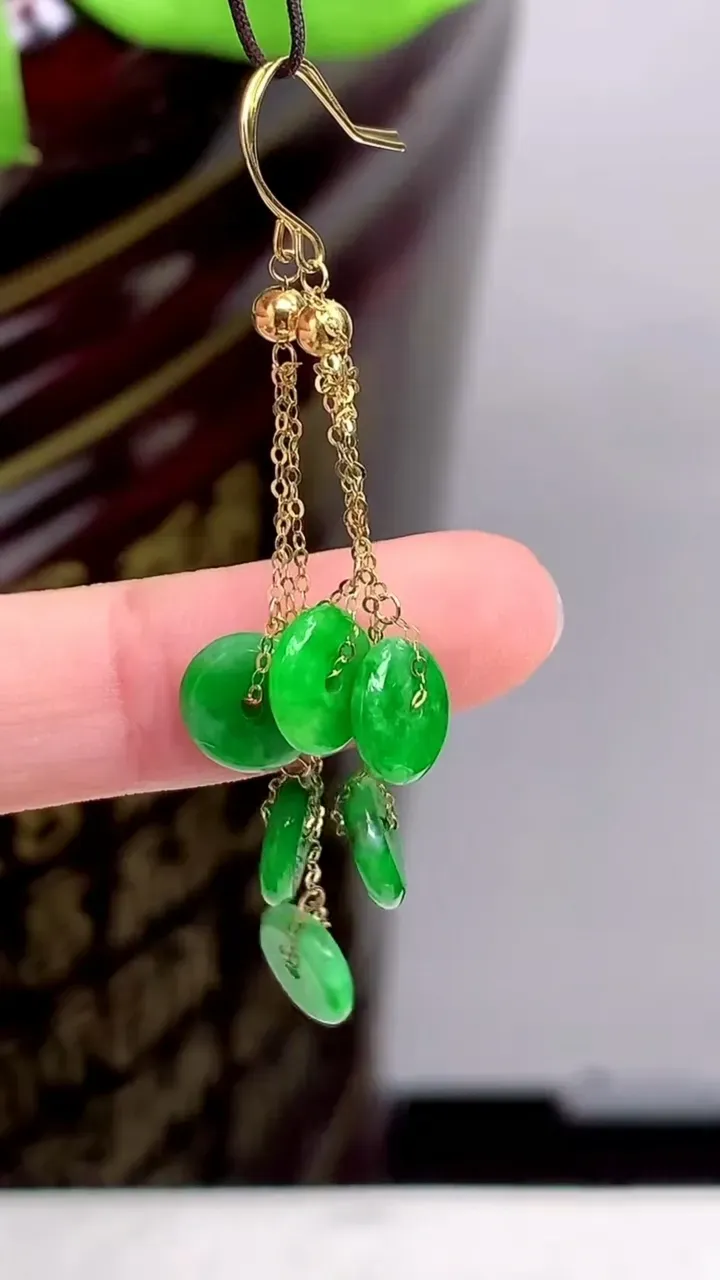老坑全胶感18k金满绿平安扣耳坠，尺寸:7.5-1.8mm，2023年9月17日
工厂直销收藏佳品,种好水足，色泽均匀，有种有色，上手高大气！重量:1.97g