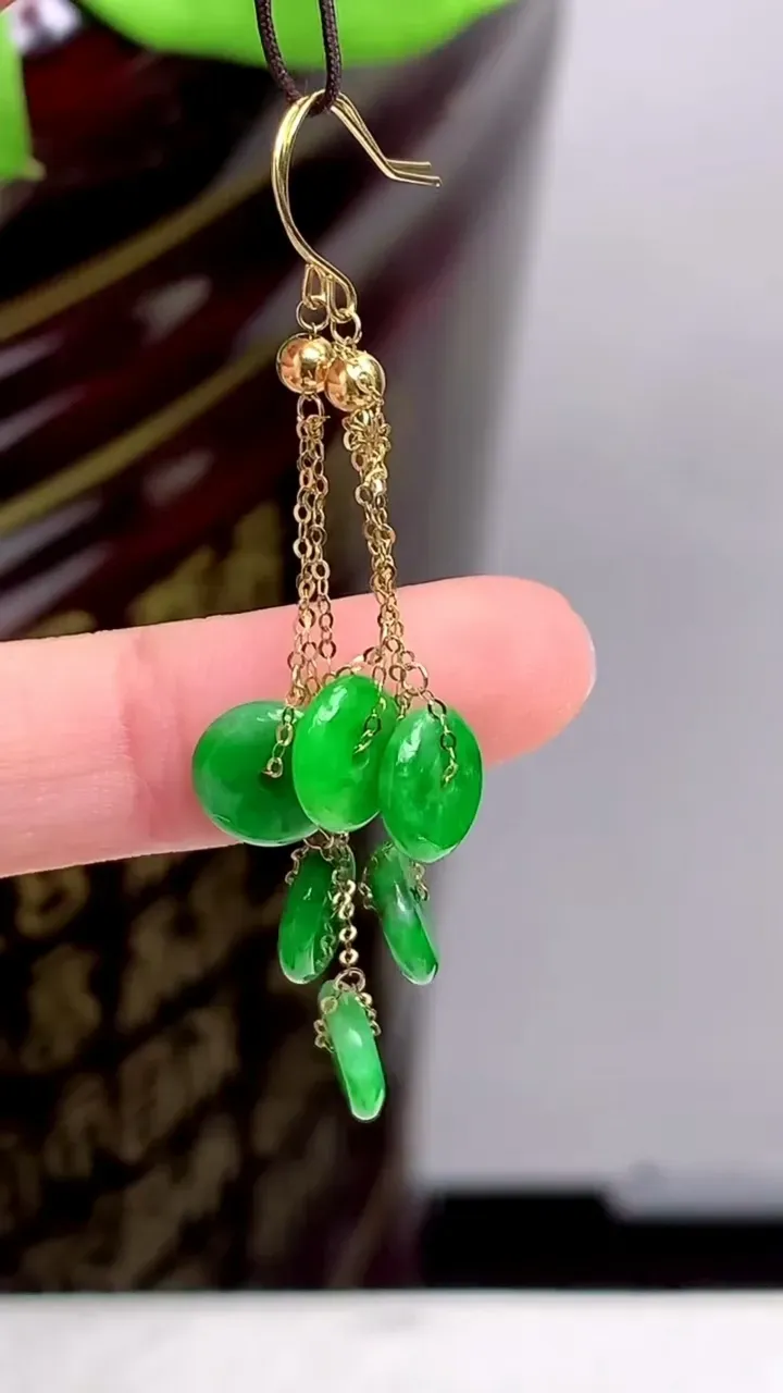 老坑全胶感18k金满绿平安扣耳坠，尺寸:7.5-1.8mm，2023年9月17日
工厂直销收藏佳品,种好水足，色泽均匀，有种有色，上手高大气！重量:1.97g