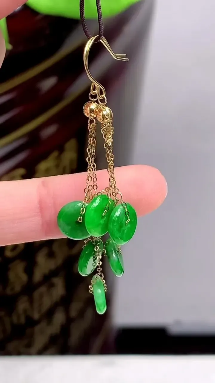 老坑全胶感18k金满绿平安扣耳坠，尺寸:7.5-1.8mm，2023年9月17日
工厂直销收藏佳品,种好水足，色泽均匀，有种有色，上手高大气！重量:1.97g