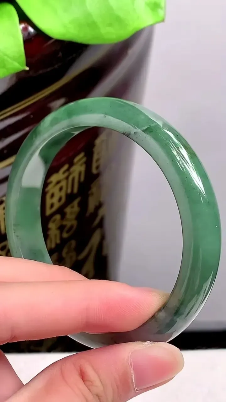 圈口56-57老坑 满绿宽边手镯 尺寸: 56.6-12-7.8mm 重量:48.28g H2023年9月18日
玉质细腻 种水好 
尺寸: -- 重量:48.28g H2023年9月18日