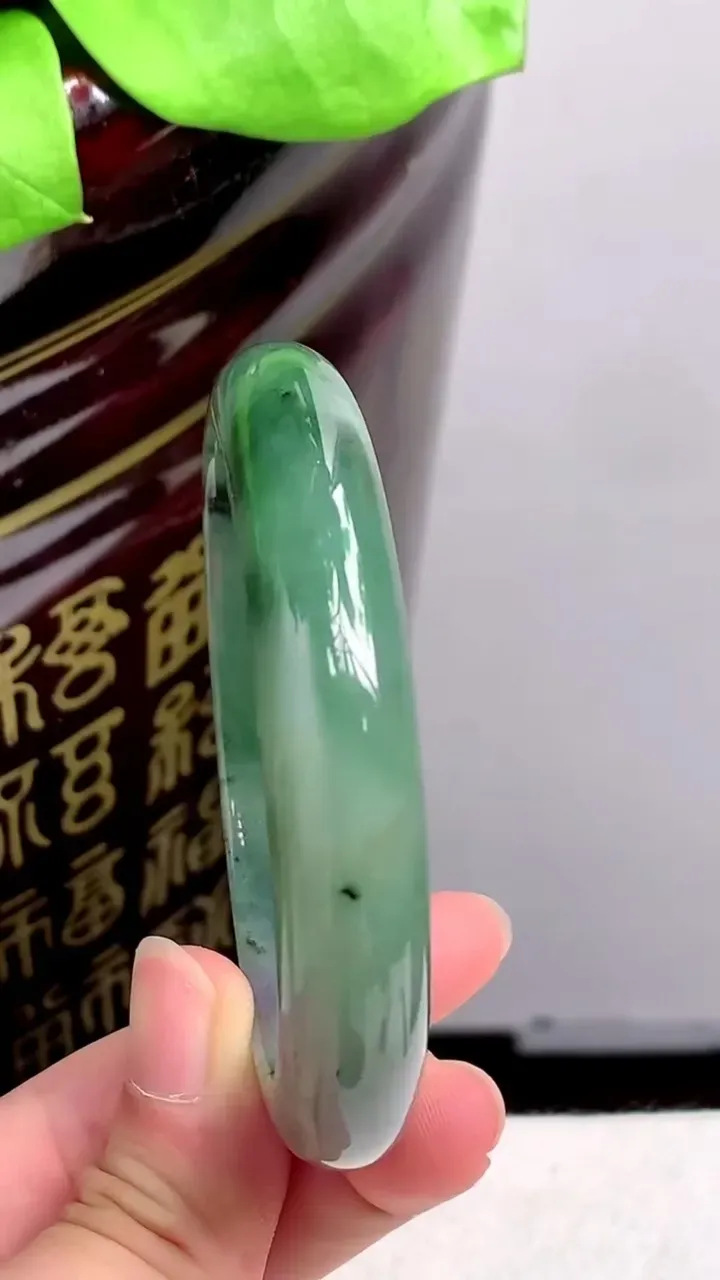 圈口56-57老坑 满绿宽边手镯 尺寸: 56.6-12-7.8mm 重量:48.28g H2023年9月18日
玉质细腻 种水好 
尺寸: -- 重量:48.28g H2023年9月18日